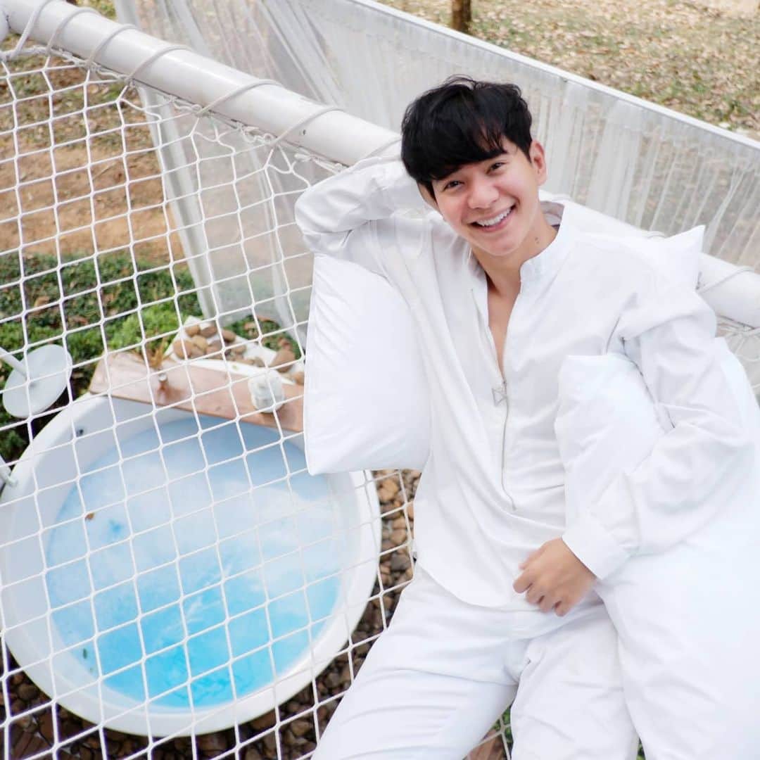 アイス・サランユーのインスタグラム：「เช้าแช่...เย็นแช่...💧 #กาญจนบุรี  #กาญนะจ๊ะบุรี  #baanpufaresort  #เที่ยวทั่วไทยกับไอซ์ศรัณยู」