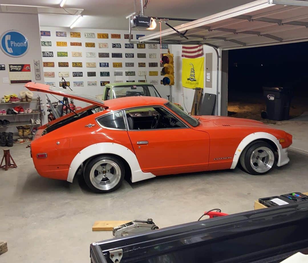 スティーブのインスタグラム：「Oh wow!! 240z Starting to look good!! Black paint for the Banzai Racing fenders coming next !! @banzairacing  @zspecdesign  @garage__theory @datsungarage @interactiveautomotive」