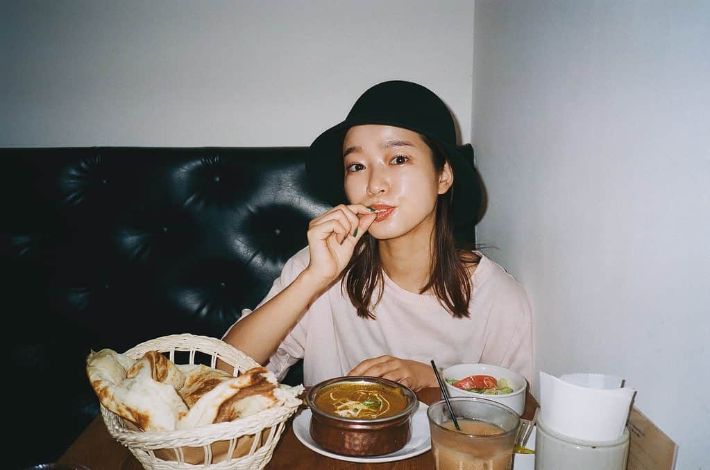 猪鼻ちひろのインスタグラム：「🎞📸 夏とか、秋とか、冬の始まりとか 大好きなひととか、大切な思い出とか。。♡  (フィルム写真、載せてなかったけど専用のアカウント作るべきかずっと悩んでる🤔けど好き放題このアカウントに載せるのも好き、わたしは。。笑) #ちひろフィルム写真 #カレー大好き」