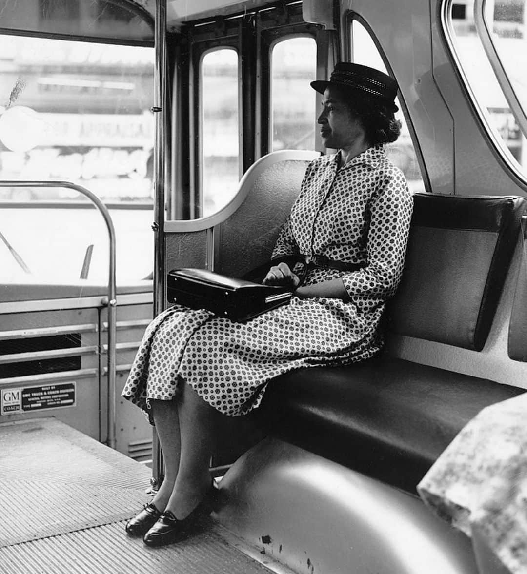 ジェニファー・ガーナーさんのインスタグラム写真 - (ジェニファー・ガーナーInstagram)「I love this photograph of #RosaParks because she looks like an elegant woman out on an errand, not like a Revolutionary about to make history. I guess I like the reminder that the two are not mutually exclusive.  #ThankYouAndHappyBirthdayMsParks」2月5日 11時22分 - jennifer.garner