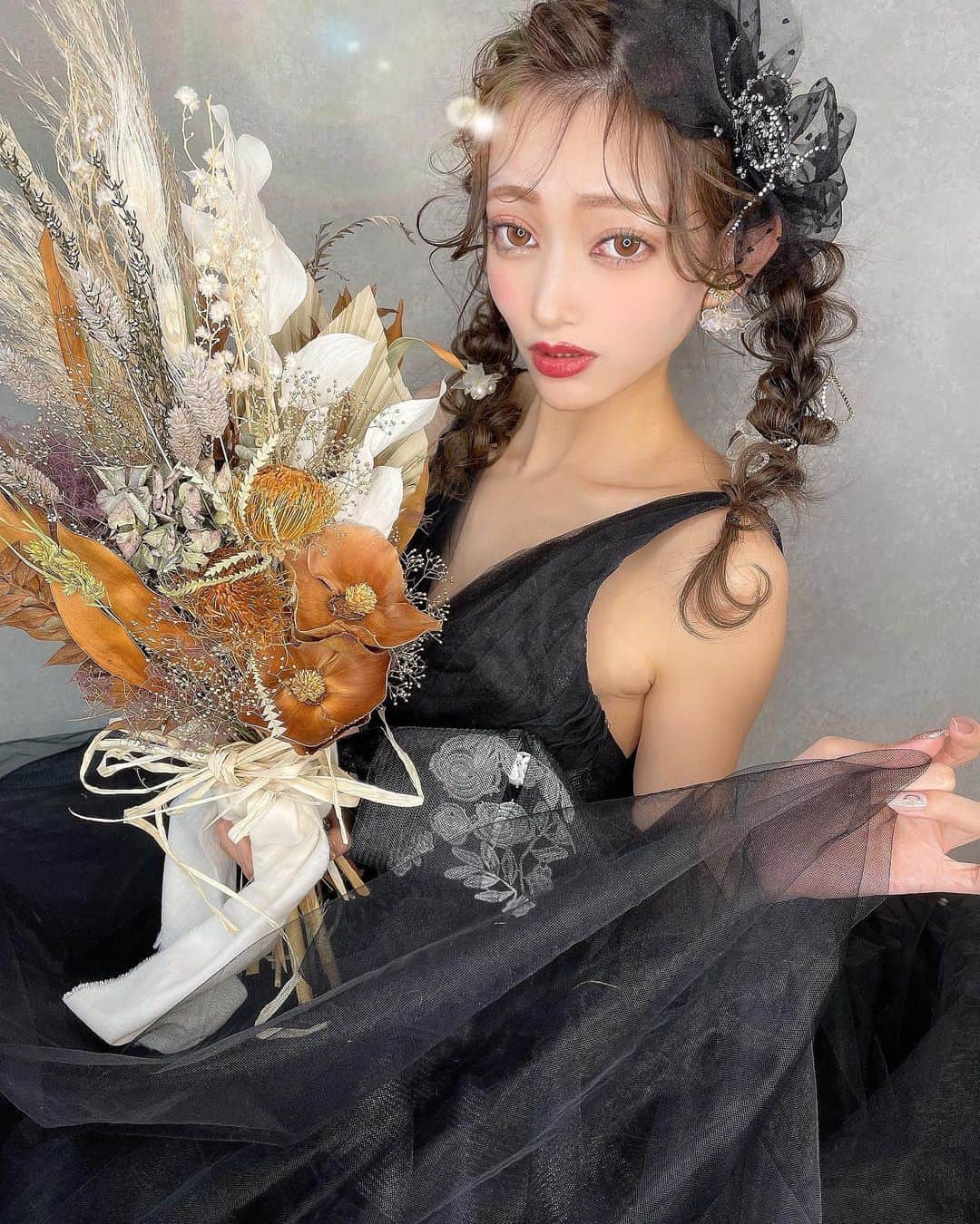 堀井大輔のインスタグラム：「・ ・ 黒ドレスにツインテールもありだった✨ ・ みゅう氏のポージング毎回勉強になる ・ 基本、みゅう氏はポージング自由にさせてる笑 ・ いつもありがとうね☺️🙏💓 ・ ・ 𝑚𝑜𝑑𝑒𝑙 @meows2nob  ℎ𝑎𝑖𝑟/𝑝ℎ𝑜𝑡𝑜 @daisuke_5511  ℎ𝑎𝑖𝑟 𝑎𝑐𝑐𝑒𝑠𝑠𝑜𝑟𝑦 @laralaura73  𝑒𝑎𝑟𝑟𝑖𝑛𝑔 @cerise_and_  𝑏𝑜𝑢𝑞𝑢𝑒𝑡 @bebu_flower  ・ ・ #クラウンヘアー#天白区#名古屋 #名古屋美容師 #美容師 #ヘアセット#セット#ヘアアレンジ #プレ花嫁 #作品撮り #ウェディングドレス #ホリーマジック #ホリージョ撮影 #ホリージョ #2021秋婚 #2021春婚 #2021夏婚 #全国のプレ花嫁さんと繋がりたい #ウェディングニュース #コテ巻き #巻き髪 #ゼクシィ2021 #アップスタイル #まとめ髪 #おだんご #編みおろし #Dressy花嫁 #プラコレ ￼ 	◦」