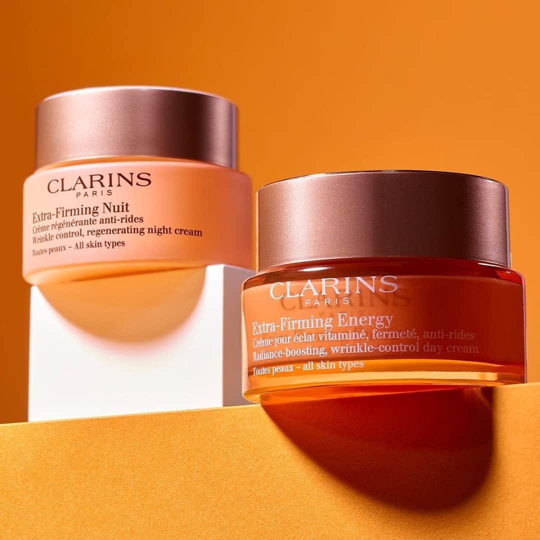 Clarins Canadaのインスタグラム：「Extra-Firming Energy's energizing superpowers are boosted when used with the other products in the Extra-Firming range, such as Extra-Firming Nuit. This luxurious anti-aging night moisturizer visibly firms, tones and improves skin’s elasticity while you sleep. Upon waking, your skin is smoother, softer, ready to face the day!☀️⁣ __________⁣ Les superpouvoirs énergisants d'Extra-Firming Energy s’associe naturellement aux autres soins de la gamme Extra-Firming, dont le soin Extra-Firming Nuit. Celui-ci raffermit visiblement la peau et diminue l’apparence des rides pendant que vous dormez. Au réveil, la peau apparaît plus lisse et plus uniforme, elle est prête à affronter la journée !☀️⁣ .⁣ .⁣ .⁣ #Clarins #LiveBeautifully #EnergizeYourSkin #ExtraFirming」