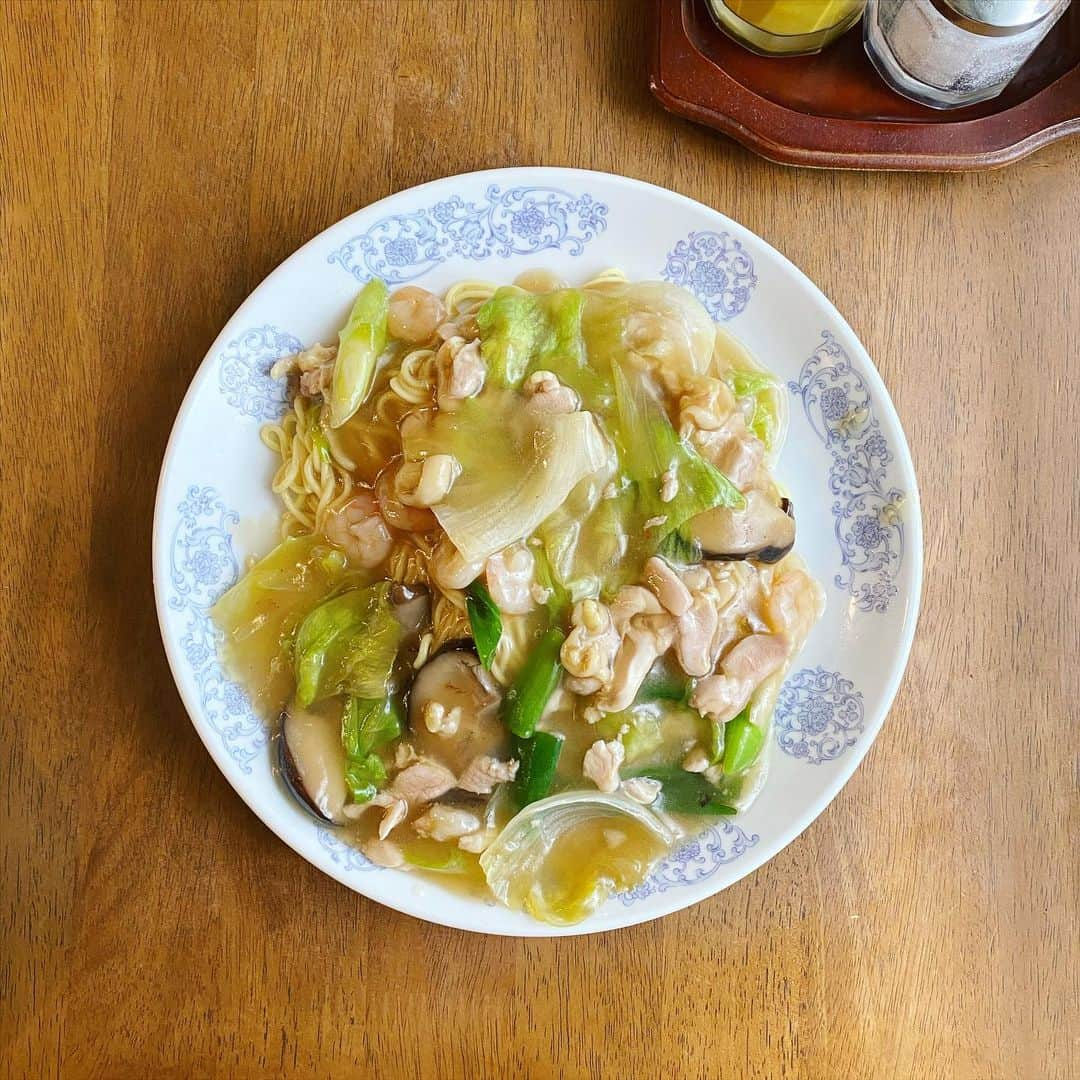 平野紗季子さんのインスタグラム写真 - (平野紗季子Instagram)「鳳泉のエビカシワソバを初めて食べた時 私はこんな料理に出会うために生きているし まだ出会ってない未来にもこんな料理が無数にあるのだ……と生きる理由そのものに照らされた気がしました。とか書くとおおげさだけど本当にそう思った。ぐわってなんか込み上げた。旧知のようで全くの未知。どこにでもありそうでここにしかない。プツリとした歯ごたえの麺も、ビート刻むシャクシャクのレタスも、鶏ガラと昆布出汁の豊かなあんをピリリと引き締める辛子も。全ての要素がオリジナルで必然的。奇抜はやらないのに誰とも似てない。こんな一皿、一体どんな人がどうやってたどり着いたんだろう…と厨房を凝視するも混雑する店内で誰がご店主かも判断できなかったあの日、私はまだこの通称・カラシソバが、歴史的中華食堂鳳舞の創業者、高華吉さんが生み出したマスターピースであることを知らなかった。多分私はあの日、京都の中華の迷宮の入り口に立ったんだ〜」2月5日 11時37分 - sakikohirano