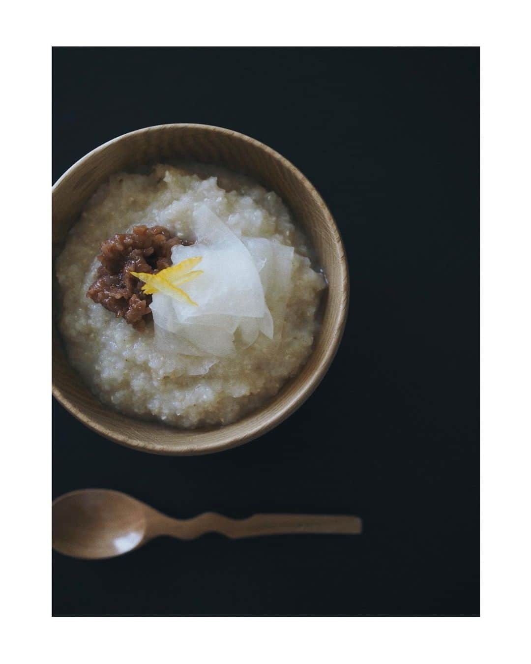 花楓のインスタグラム：「断食道場４日間終わり、  食べれる有難みを感じております。  涙出る程美味しいです。  日々こうして当たり前に食べ れてる事に感謝しなければ。  食べながら、 夜は何食べようかなぁなんて もう考えちゃってる😑🤚🏻💭🥺  @oshimanaturalfarm さんの 玄米でお粥。 京都まるさわさんの薄口醤油 でちびっと味付け🤏🏻 叩いた梅干しさん。 @cella_masumi 真澄の煎り酒で 大根さんに火を通し、 柚子のせて。  ご馳走さまでした🙏🏻 感謝感謝  #作るなら丁寧に」