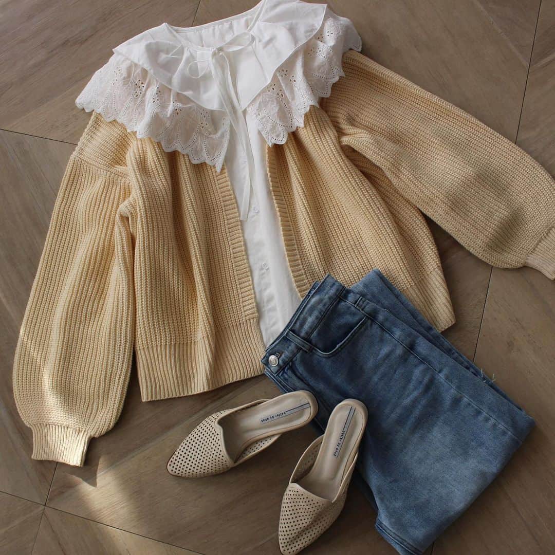 のインスタグラム：「* * new item...✔︎ * アイレットフリルカラーブラウス 【mr 5265】 white,beige * スプリングニットカーディガン 【mr5266】 pink,beige,blue,ivory * * *  cafe accountはこちら⬇︎ @mode_robe_cafe #MODEROBE #MODEROBE堀江店」