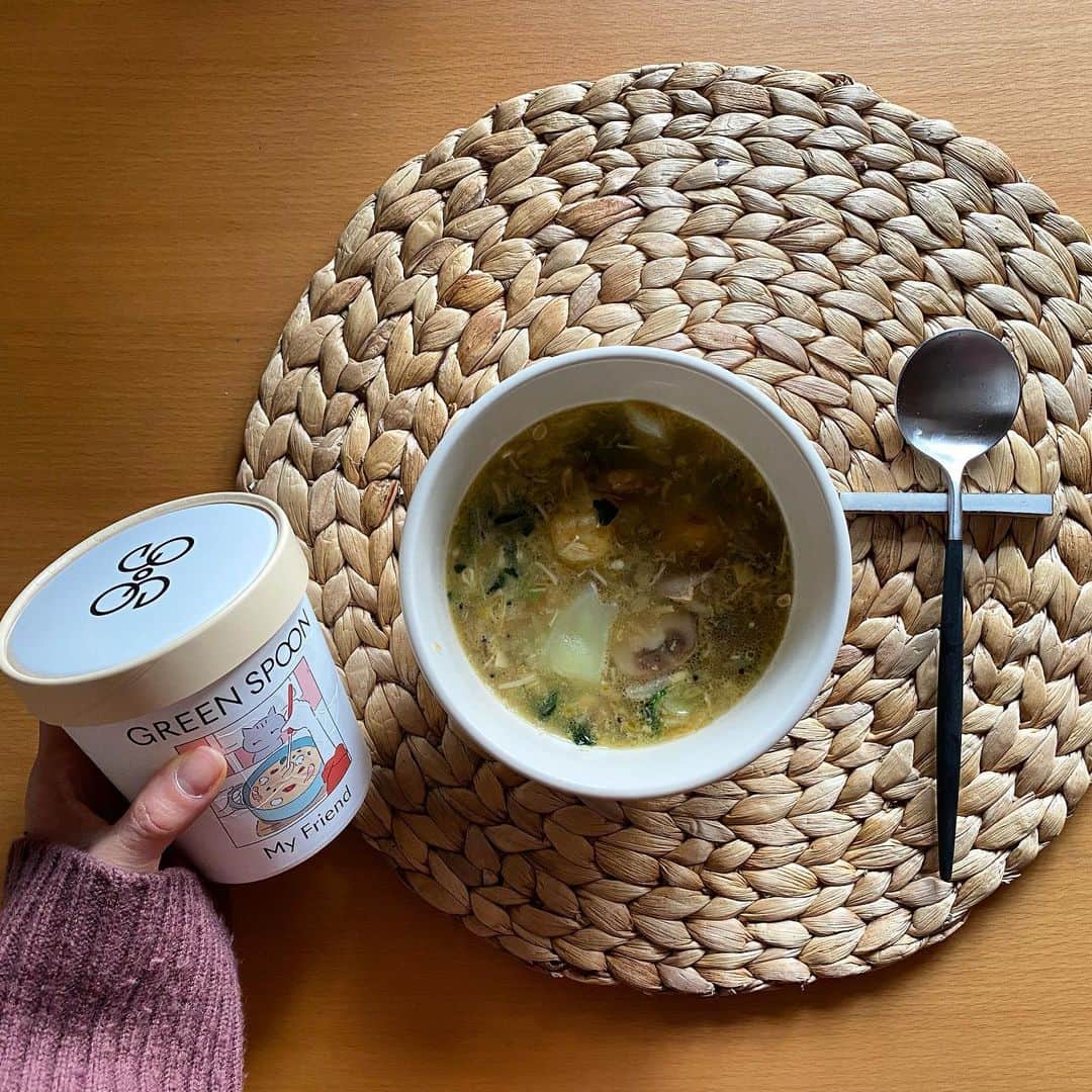 のインスタグラム：「. 最近、朝ごはんは @greenspoonjp のスープ🥄♡  クール便で届くんだけどこれめちゃくちゃ便利✨🥺  到着したら📦 この可愛い容器ごと冷凍庫で保存 ↓ 食べる時に取り出しお湯を注ぐ ↓ 具材をほぐす ↓ レンジで温めたら完成🙌♡  忙しい朝に具沢山スープがちゃちゃっと作れちゃう👏  具材多めで食べ応えあるし 何なら朝食これだけで十分なぐらい！🥰 (私は欲張りなのでパンも食べたいが🍞)  ちなみにこの日食べたスープは ポルチーニ茸とアンデスポテトのコンソメ🤤♡  5種のきのこと野菜がぎっしりの王道コンソメスープ。  ビタミンB群を含んだマッシュルーム・ほうれん草・ベーコン・えのき。ビタミンCを含むじゃがいも・きゃべつ、たんぱく質を含むベーコンが入ってるよ🙆‍♀️  冷凍庫にあと違ったスープ3種類まだ残ってるので 楽しみ。ふふ ＿＿＿＿＿＿＿＿＿＿＿＿＿＿＿＿＿＿＿＿＿＿＿＿＿ #greenspoon #soup #breakfast #yummy #gm #morning #cutipol #ikea #staub #vegetables #朝ごはん #朝食 #朝ご飯 #野菜スープ #野菜 #野菜たっぷり #モーニング #スープ #コンソメスープ」