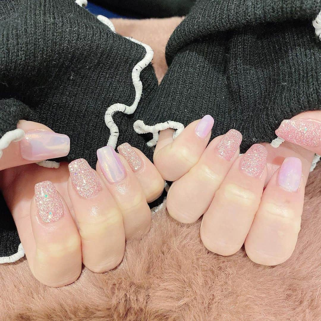 高橋みおさんのインスタグラム写真 - (高橋みおInstagram)「🤍﻿ ﻿ new nail❤︎﻿ ミラーとラメ🍒🌸💗  ピンクのワンカラーで可愛くしたい〜って﻿ ざっくりなお願いでこんなに可愛い〜💌﻿ ﻿ ﻿ ﻿ ﻿ ﻿ ﻿ ﻿」2月5日 11時46分 - miochin052