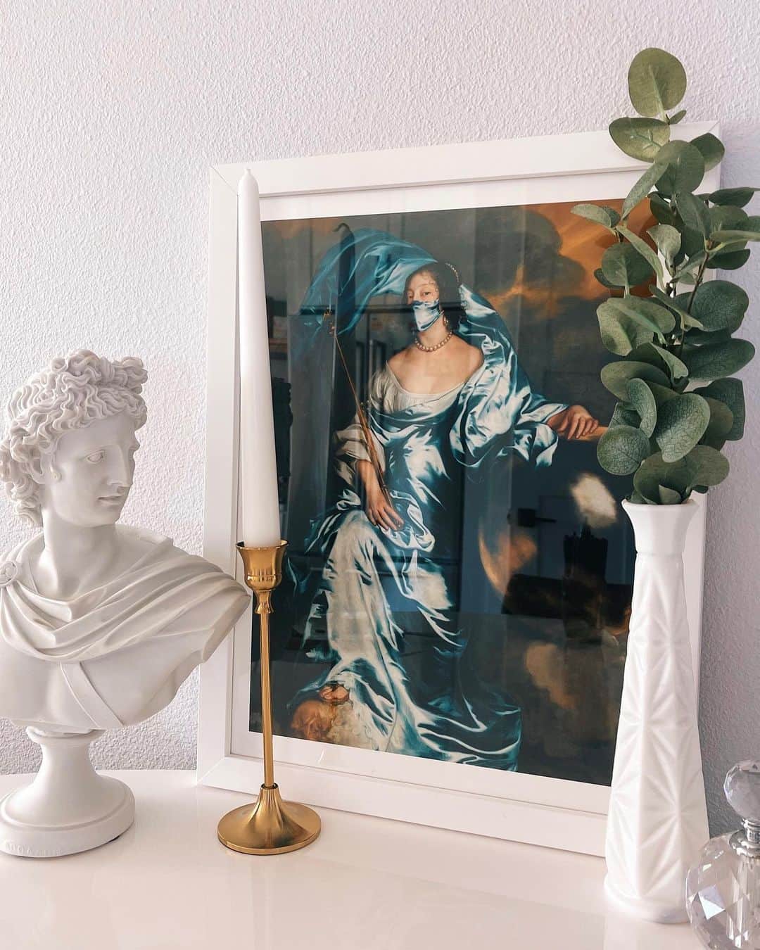 Nikki Blackketterのインスタグラム：「little pretty home things ✨💙 been working on my home tour for YouTube 🥰 filming one room at a time, but it’s going to be v cute, I’m excited to share with youz guys 💕」