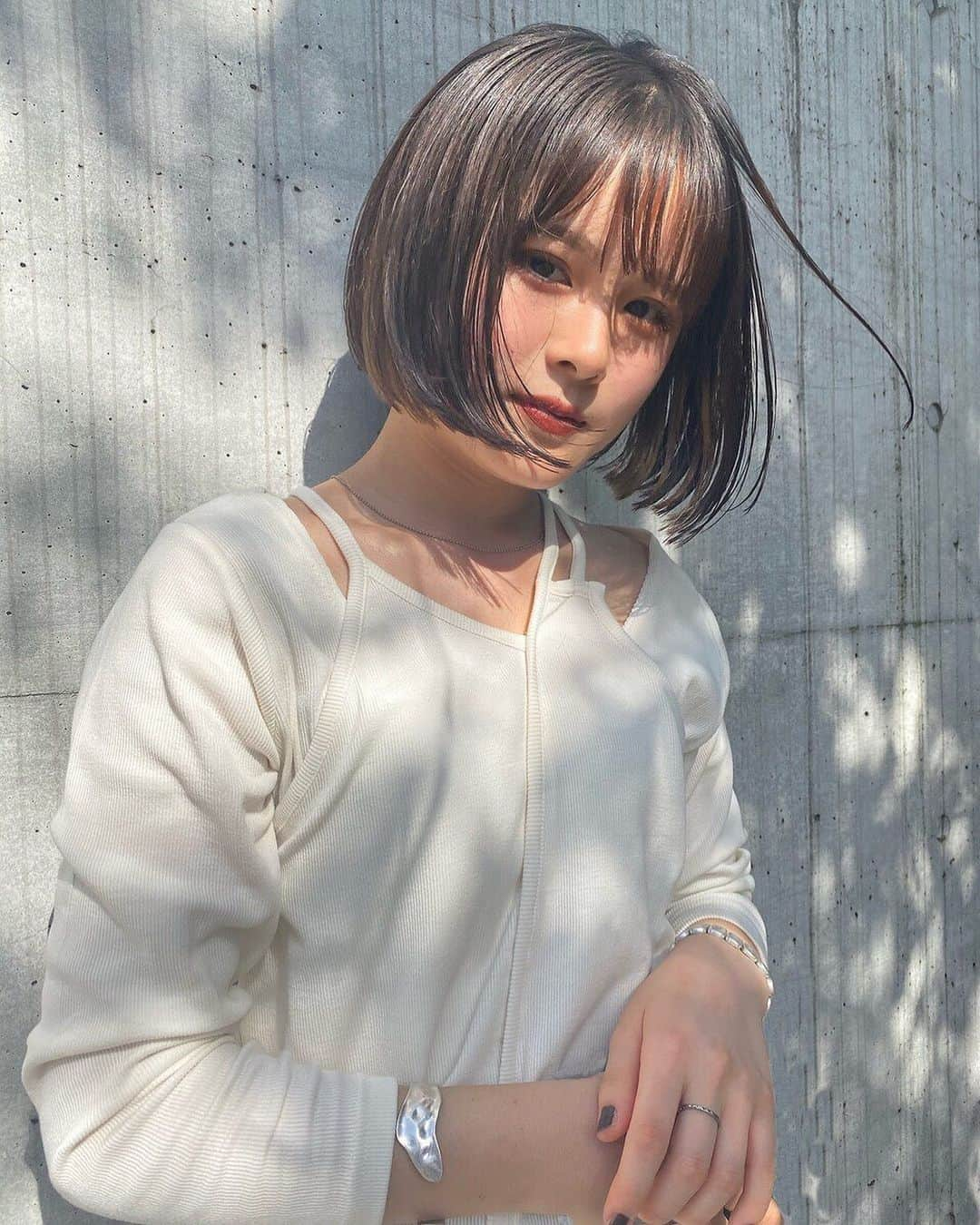 MELLOWのインスタグラム：「シンプルなbob 【stylist: @mellow_tamai 】  . . 【玉井指名のご新規様30パーセントオフ！】😄 . 【stylist: @mellow_tamai 】 .  限定クーポンにてご予約お待ちしております。 Tamai sumire✂︎ . . . 【tamaiモデルヘア】⇨#MELLOWtamaihair  . . . 【メニュー】 カット+ケアカラー . 【Mellowのお客様ヘアスタイル】⇨@mellow.hair.style . . . . . . . . . . #mellowsalon#髪型#カラー #グレージュカラー#寒色系#透明感カラー#外国人風#外国人風カラー #アッシュカラー #ハイライトカラー#ブリーチハイライト#ベージュアッシュ#デザインカラー#透け感カラー#表参道美容院#外国人風カット#美容院#原宿美容院#抜け感ヘア#mellowbobhair #sustainablesalon#ethicalsalon#sustainable」