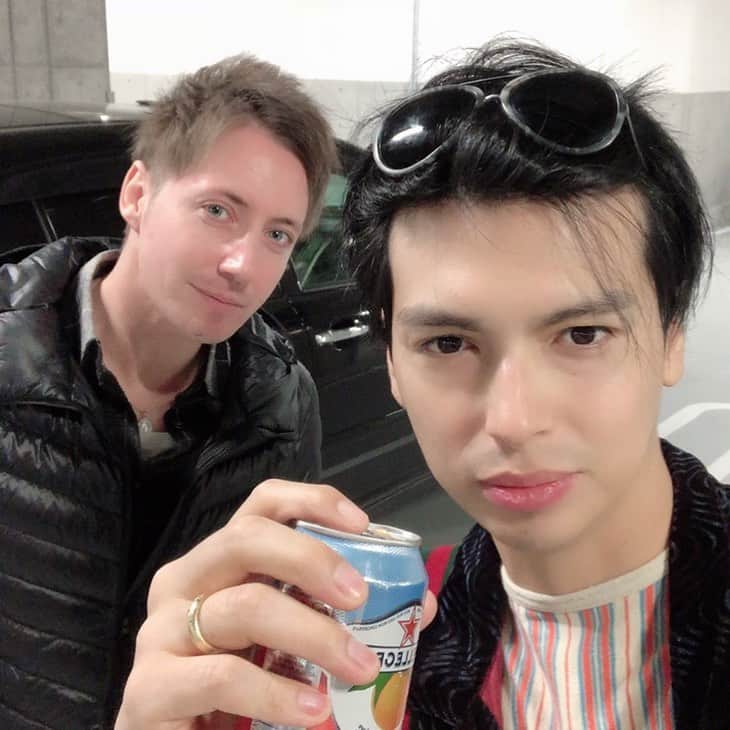 ジョナサン・シガーのインスタグラム：「有吉反省会の収録前の1枚。 アレクと。 2年前の。」