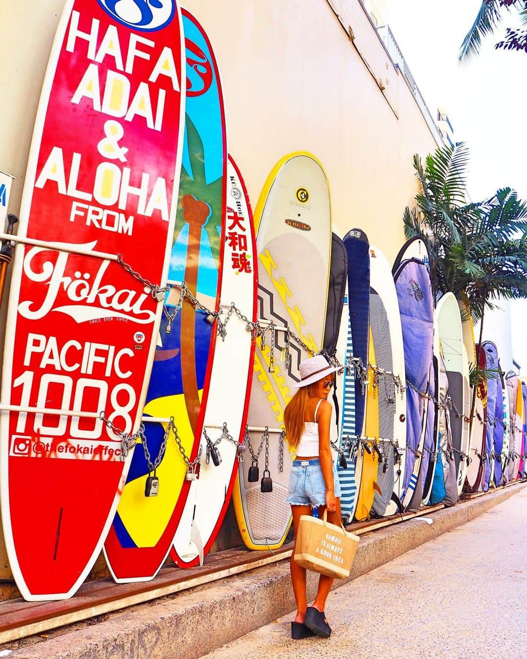 shihoのインスタグラム：「♥️🏄🏾‍♀️♥️🏄🏾♥️ ・ 定番写真スポットの ズラーっと並んだサーフボード。 行くたびに写真を撮ってしまう可愛さ♡ 久々にこの場に立った時、 嬉しさや感動がいつも以上に爆発して きっとここでも〝ただいまー！” を 連呼しちゃうんだろうなぁ🥰♥️ 夜の雰囲気もとってもすき。 ・ #hawaii#islandofoahu#oahu#ハワイ#trip #オアフ島#travel#loco_hawaii#travel_jp #funtorip#タビジョ#旅MUSE#genic_travel #genic_mag#たびねす#旅行#genic_hawaii #waikiki#honolulu#ワイキキ#town#oahuhawaii #tabijyomap_hawaii#lealeahawaii#2021」