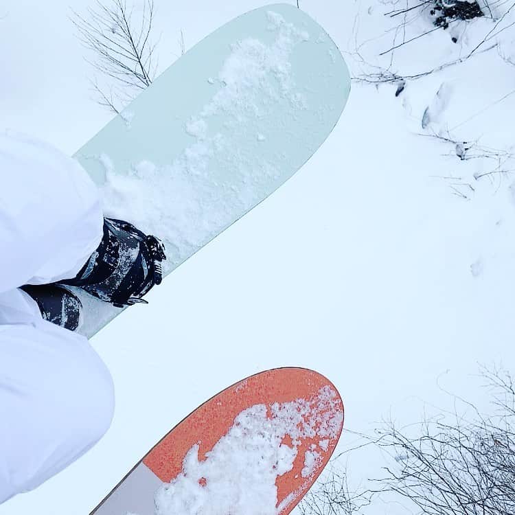 金子藍さんのインスタグラム写真 - (金子藍Instagram)「山は遠いので事前予定立てが必要 その分、雪が良かったら嬉しさ倍増  それに比べて海は近くて 今から行こうで気軽に行ける有り難さを実感してる  #snowboarding #surf #スノーボード #サーフィン #gentemstick」2月5日 11時47分 - aikaneko_surf