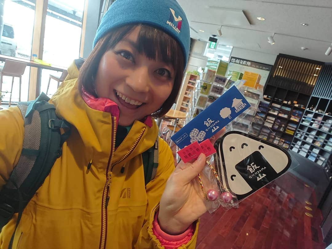 桜花のインスタグラム：「午後もナイスにゴーゴー！✨  本日もナイスな１日にいたしましょ🍀✨  いいことがありましてハピピーンです🌷 立春も来まして今日は暖かくほっこりな日ですね✨  前に訪れた飯山のおにぎりステッカー可愛い💠   #午後もナイスにゴーゴー #おにぎり  #山 #山ステッカー」