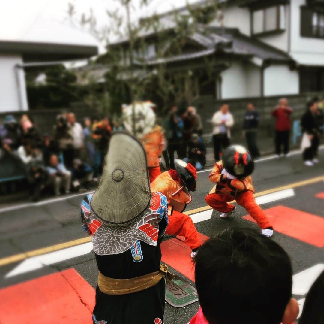 イレーネさんのインスタグラム写真 - (イレーネInstagram)「Missing my favourite festivals... . 2020年から今に至るまで、各地のお祭りが中止を余儀なくされているそうですね... 伝統的なお祭りの多くは後継者不足という問題とも隣り合わせだと思います。一度お休みしたらまた始められるのかという不安が常にあるのではないのかな、と祭りファンとしても気になるところです。 . stand.fmの「The Pantry」新しいトークをアップしました☺️テーマはズバリ「うなごうじ祭り」です🤣（通常は毎年4月の最初の土日開催） . 今回はまたもや自宅パントリーを飛び出し、愛知県豊川市出身の @kobataku33 さんに登場していただきました😝ずっとこうやってコバタクさんに地元民としての「うなごうじまつり」のお話をしていただきたかったので、スタエフ始めた目的が一つ達成できて嬉しい。 . 祭りのトークは時々やろうと思っているので、よろしかったらstand.fmからレターでおすすめなども教えてくれたら嬉しいな！プロフィールのリンクからどうぞよろしくお願いします。 . あと昨日それとは別に、ライブ配信にも挑戦してコバタクさんには海外に行って感じた日本との繋がりなども話していただきました。これから海外に留学したいと考えたり、地元を離れて頑張ろうとしている人にも是非聴いてもらいたいな。アーカイブ残しましたので、是非に😋 @stand_fm    #ラジオ  #ラジオDJ #standfm  #スタンドエフエム  #スタエフ  #愛知県  #うなごうじ祭  #豊川市  #祭り  #お祭り #奇祭  #日本の祭り  #日本  #伝統  #伝統文化  #地元 #地元愛  #地産地消  #japan #festival #tradition #japanese #japanesefestival  #aichi #toyokawa #地方  #小林拓一郎  #コバタク  #イレーネ #イレトリップ」2月5日 11時49分 - irenedewald