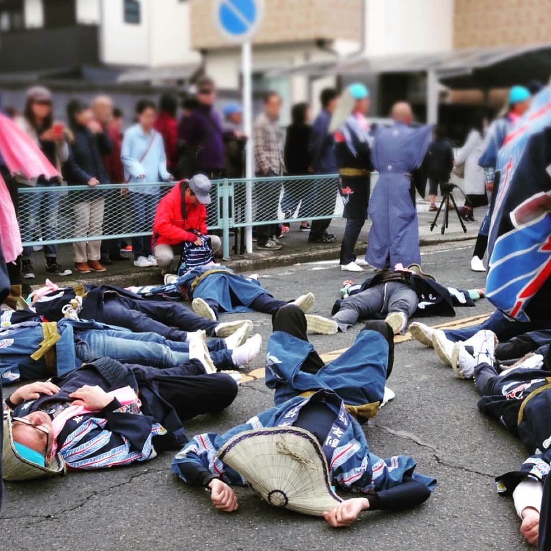 イレーネのインスタグラム：「Missing my favourite festivals... . 2020年から今に至るまで、各地のお祭りが中止を余儀なくされているそうですね... 伝統的なお祭りの多くは後継者不足という問題とも隣り合わせだと思います。一度お休みしたらまた始められるのかという不安が常にあるのではないのかな、と祭りファンとしても気になるところです。 . stand.fmの「The Pantry」新しいトークをアップしました☺️テーマはズバリ「うなごうじ祭り」です🤣（通常は毎年4月の最初の土日開催） . 今回はまたもや自宅パントリーを飛び出し、愛知県豊川市出身の @kobataku33 さんに登場していただきました😝ずっとこうやってコバタクさんに地元民としての「うなごうじまつり」のお話をしていただきたかったので、スタエフ始めた目的が一つ達成できて嬉しい。 . 祭りのトークは時々やろうと思っているので、よろしかったらstand.fmからレターでおすすめなども教えてくれたら嬉しいな！プロフィールのリンクからどうぞよろしくお願いします。 . あと昨日それとは別に、ライブ配信にも挑戦してコバタクさんには海外に行って感じた日本との繋がりなども話していただきました。これから海外に留学したいと考えたり、地元を離れて頑張ろうとしている人にも是非聴いてもらいたいな。アーカイブ残しましたので、是非に😋 @stand_fm    #ラジオ  #ラジオDJ #standfm  #スタンドエフエム  #スタエフ  #愛知県  #うなごうじ祭  #豊川市  #祭り  #お祭り #奇祭  #日本の祭り  #日本  #伝統  #伝統文化  #地元 #地元愛  #地産地消  #japan #festival #tradition #japanese #japanesefestival  #aichi #toyokawa #地方  #小林拓一郎  #コバタク  #イレーネ #イレトリップ」