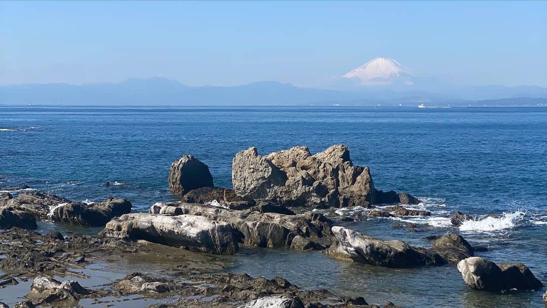 Hiroe Hiranoさんのインスタグラム写真 - (Hiroe HiranoInstagram)「Morning run🏃‍♀️💨 本日の波と富士山🌊サーファーも🏄‍♂️  ココには、わたしと ハーモニカを吹いてるおじさん☺️  聞こえるかな？ 渋い曲が流れてます😂  3キロ走って、筋トレをする朝のルーティン。  本をフリップベルトに入れてて。 読書。一章読む。  帰りに、ローカル農家のお安く新鮮な野菜をゲット🥬 #beachlife #ocean #wave #flow #morningrun  #meditation」2月5日 11時49分 - hiroe_hirano