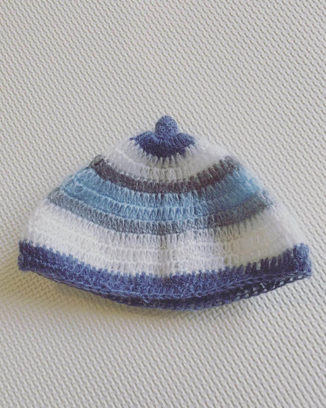 のインスタグラム：「うちの場合は、父さんが夜なべをして、ニット帽編んでくれます🧶  せっかく編んでくれたのにすぐに取っちゃう息子。被ってあげて💙 ・ ・ #男の編み物　#ニット帽　#手編み」