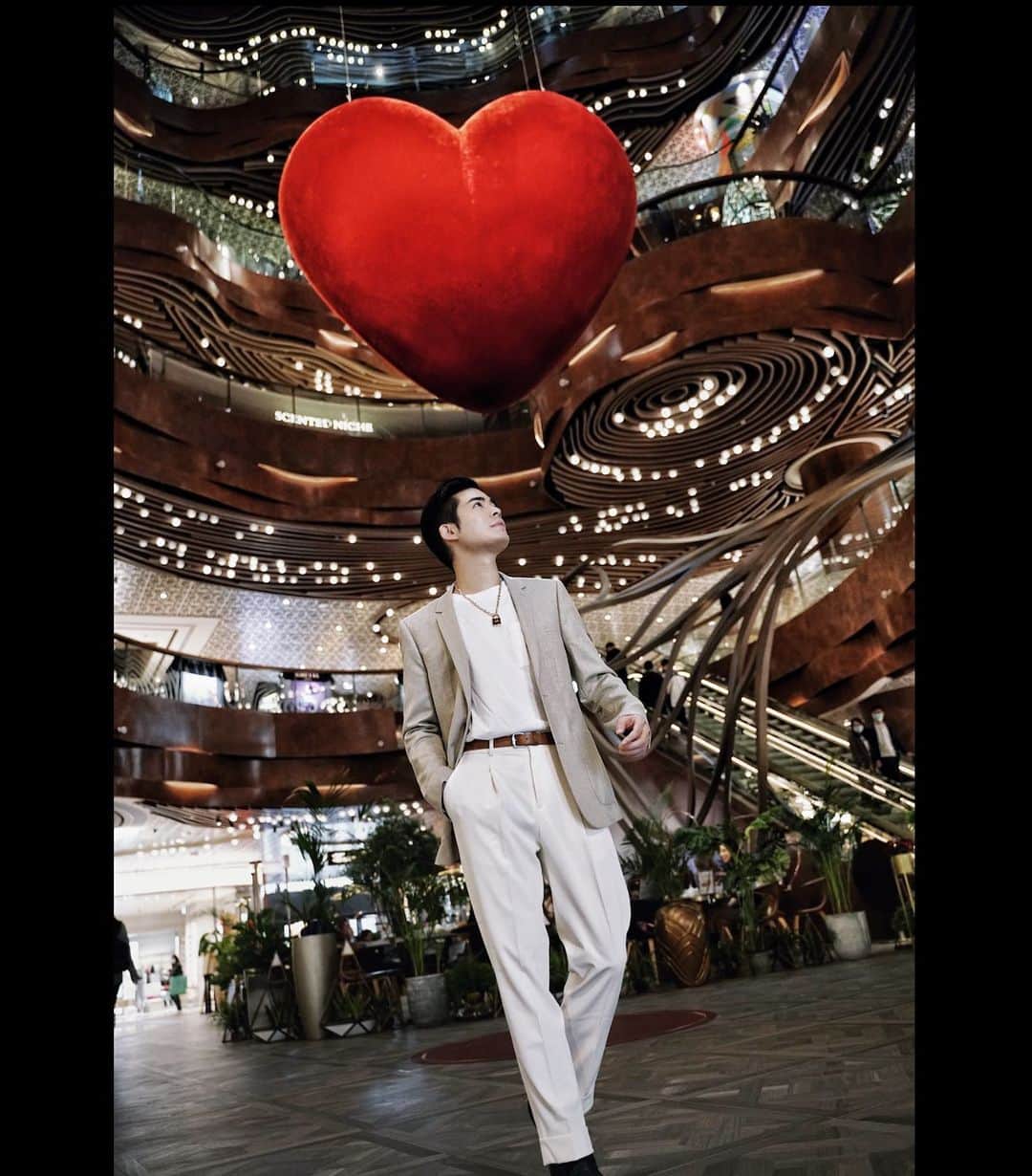 Christoffer Chengのインスタグラム：「It’s the season of red and love, nows the time to express your love to someone special under the velvet heart ❤️ #k11musea #musearouge」