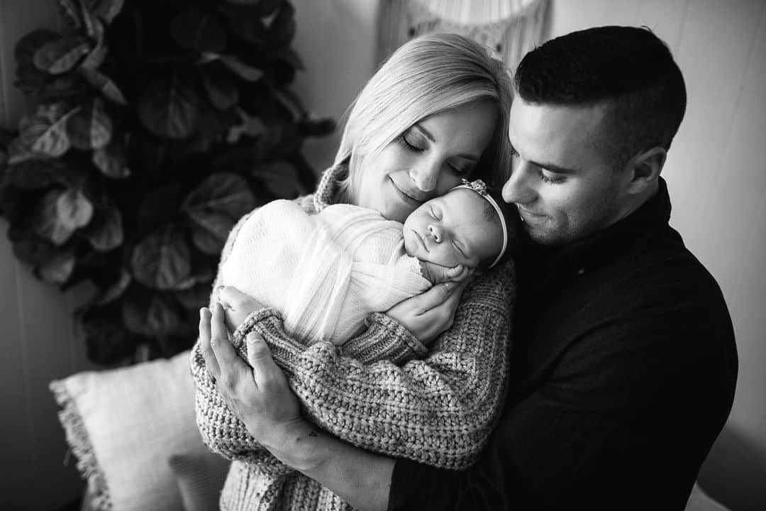 ジェイコブ・ダルトンのインスタグラム：「Family photos came in! Love these girls.」