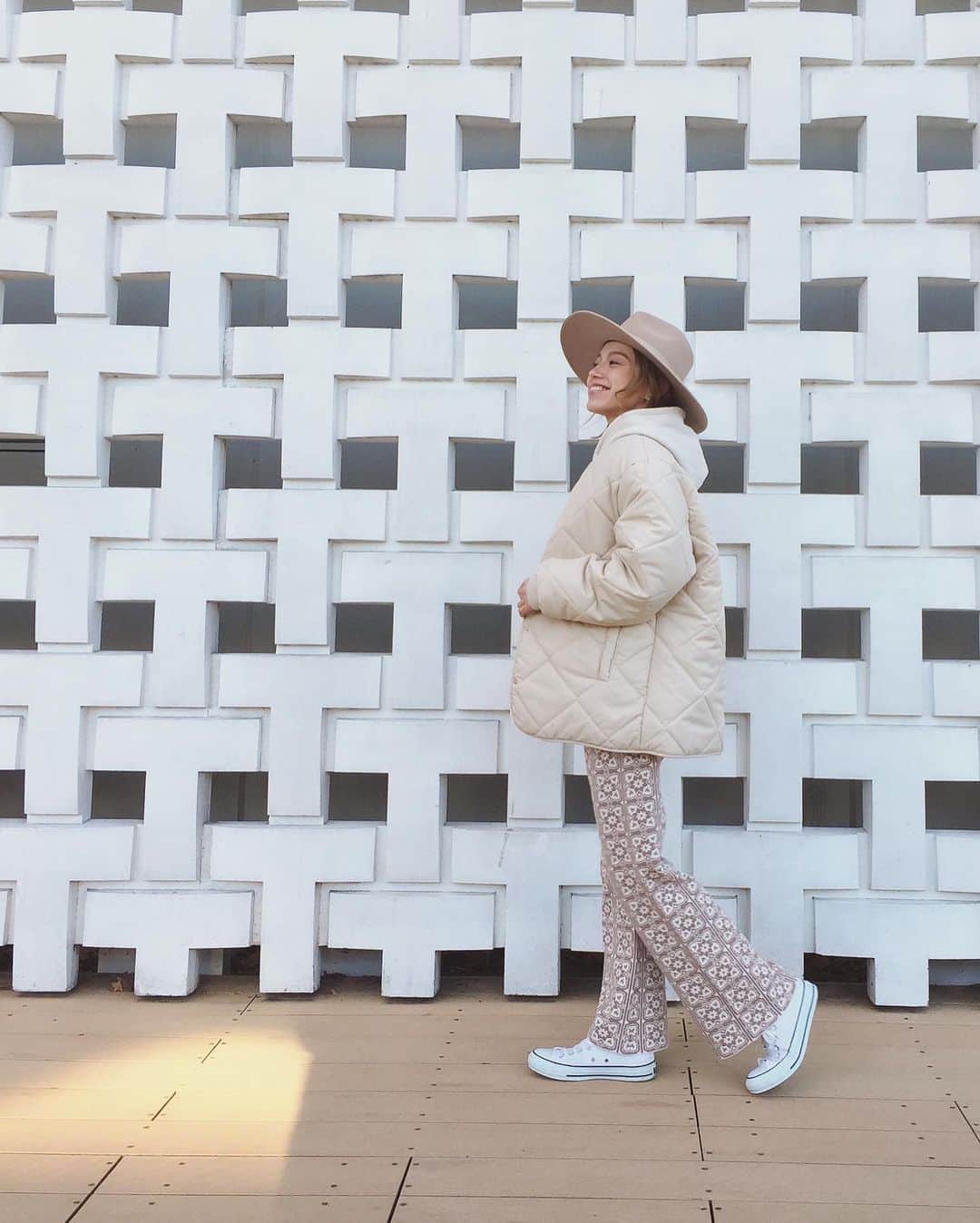 階上実穂さんのインスタグラム写真 - (階上実穂Instagram)「@arholiday 撮影の時に一目惚れしたニットパンツ🧶タイル柄っぽくてかわいい♩¨̮⑅*  @sunvivian.jp のおにゅーアウターもあったかかったぁ🙈💓💓  #ootd #fashiongram #ワントーンコーデ #オトナ女子 #ホワイトコーデ #ベージュコーデ #wear」2月5日 11時52分 - miho_ishigami