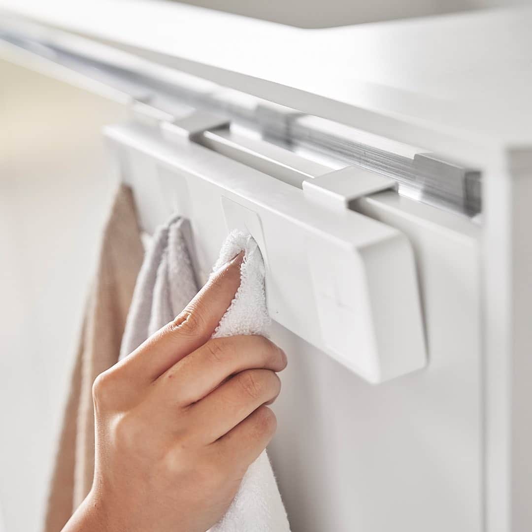 yamazaki_japanさんのインスタグラム写真 - (yamazaki_japanInstagram)「家族でタオルの使い分けができる！「分別タオルホルダー タワー 4連」のご紹介です。   洗面所のシンク扉に差し込むだけの簡単設置。 タオルや布巾を指で差し込み、最大4枚まで付けることができます。   シリコーンの取り付け部がタオルをしっかりホールドしてくれるので、 タオルが滑り落ちたりするストレスもありません。 もちろん洗面所だけでなく、キッチンのシンク扉にもお使いいただけます。   付属の木ネジを使えば、壁にも取り付けられます。 衛生的にタオルを使いたい人におすすめのアイテムです。 . ■size :約W32.5×D4.5×H6(扉用フック使用時）　約W32.5×D2×H5.5cm(壁面使用時) ■取付可能な扉…●扉の幅：本品の幅約32.5cm以上(扉のハンドル等を含まず)　●扉の厚さ：約1.4～2cmまで　 ●扉と上部のすきま…約3mm以上必要 . --------------------------------- 山崎実業のコラムサイト「Simple Life Lab.」も運営中◎ 暮らしのアイデアや、漫画ヤマクマちゃんなど様々なコンテンツが掲載されています。 是非ご覧ください。 https://www.yamajitsu.co.jp/lab/ --------------------------------- . #home#スタイリッシュ#タオルホルダー#タオル#分別タオルホルダー#洗面所#キッチン#収納#シンプル#モダン#便利#おしゃれ #雑貨 #yamazaki #ヤマジツ#山崎実業」2月5日 11時58分 - yamazaki.home.channel