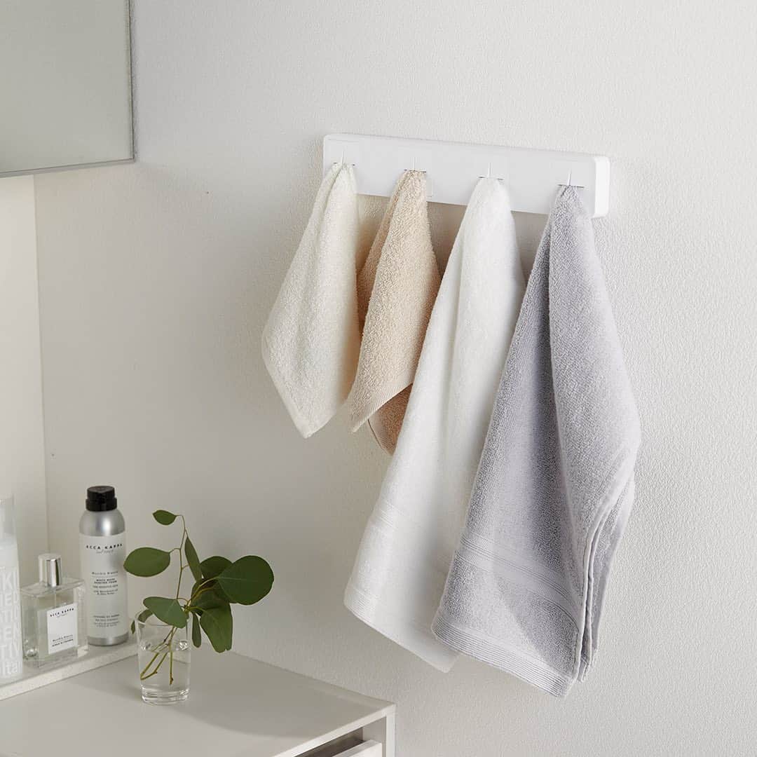 yamazaki_japanさんのインスタグラム写真 - (yamazaki_japanInstagram)「家族でタオルの使い分けができる！「分別タオルホルダー タワー 4連」のご紹介です。   洗面所のシンク扉に差し込むだけの簡単設置。 タオルや布巾を指で差し込み、最大4枚まで付けることができます。   シリコーンの取り付け部がタオルをしっかりホールドしてくれるので、 タオルが滑り落ちたりするストレスもありません。 もちろん洗面所だけでなく、キッチンのシンク扉にもお使いいただけます。   付属の木ネジを使えば、壁にも取り付けられます。 衛生的にタオルを使いたい人におすすめのアイテムです。 . ■size :約W32.5×D4.5×H6(扉用フック使用時）　約W32.5×D2×H5.5cm(壁面使用時) ■取付可能な扉…●扉の幅：本品の幅約32.5cm以上(扉のハンドル等を含まず)　●扉の厚さ：約1.4～2cmまで　 ●扉と上部のすきま…約3mm以上必要 . --------------------------------- 山崎実業のコラムサイト「Simple Life Lab.」も運営中◎ 暮らしのアイデアや、漫画ヤマクマちゃんなど様々なコンテンツが掲載されています。 是非ご覧ください。 https://www.yamajitsu.co.jp/lab/ --------------------------------- . #home#スタイリッシュ#タオルホルダー#タオル#分別タオルホルダー#洗面所#キッチン#収納#シンプル#モダン#便利#おしゃれ #雑貨 #yamazaki #ヤマジツ#山崎実業」2月5日 11時58分 - yamazaki.home.channel
