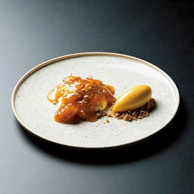 のインスタグラム：「【極上スイーツをコースで味わう。】⠀ 昨年末、虎ノ門ヒルズにオープンしたレストラン、ユニのシェフパティシエが腕を振るうスイーツコースが1月末よりスタート！ 土曜の夕方限定、新星スイーツコースをシェフズテーブルにサーブされる幸せを体験してみては？⠀ photo : HIROYUKI ONO, réalisation : MINAKO SHIMOI⠀ ⠀ #figarojapon #フィガロジャポン #フィガロ3月号 #世界を幸せにする50のこと #fashion #ファッション #sweets #スイーツ #socialkitchentoranomon #ソーシャルキッチントラノモン #unis #ユニ #虎ノ門  #虎ノ門ヒルズ」