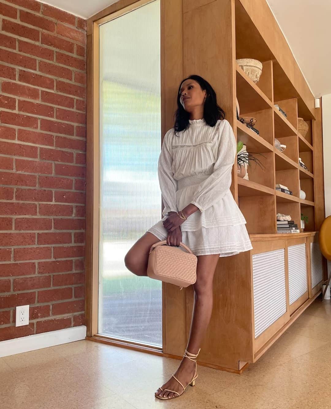 クレオベラのインスタグラム：「This color scheme is giving us all the calm and bright feelings...wish we could just move right in!! ⁠ ⁠ The Berit Mini - available in both white & black paired with the Soraya Bag - available in both nude and black. One of our favorite pairs.」