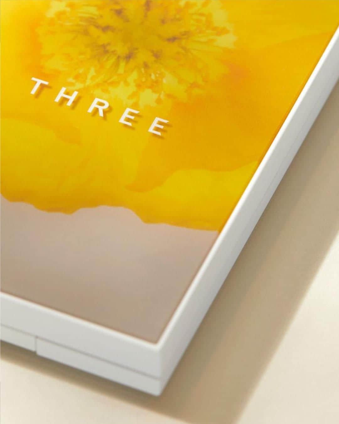THREEのインスタグラム：「・ ＜生命力溢れたポピーが花開く瞬間は、エネルギーと喜びに満ちている＞ パッケージに咲いた1輪の黄色い“ポピー”の花。 変化の時代を生きる私たちが、「生き生きと、再び咲き誇る」というメッセージを込めてデザインされました。  エネルギッシュな人に出会うと心が弾み、花のように微笑む人に出会うと嬉しくなったり。 THREE 2021 SPRING MAKEUP COLLECTIONで表情に春を宿し、笑顔の花がつぎつぎに咲き乱れていきますように。 黄色く咲き乱れるポピーの花に強い願いを込めて。 -------- THREE 2021 SPRING MAKEUP COLLECTION “RE. EVOLUTION DANCE” 発売中 --------  「THREE TREE JOURNAL」  少しずつでもTHREEのことを知っていただき、 日常の近くに感じていただけるよう、日々のジャーナルをお届けしております。 https://tree.threecosmetics.com/  #THREE #REEVOLUTIONDANCE #THREEFACEFRAMING #threecosmetics」