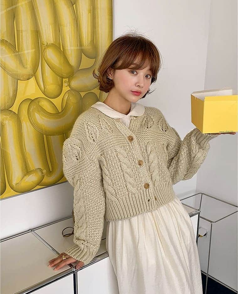 のインスタグラム：「🆕本日の新作5%OFF🆕 単独で着てもアウターと合わせて着ても キュートに着られる丸襟ワンピースに ピッタリなパフ袖カーディガンまで(୨୧ᵕ̤ᴗᵕ̤)💕  詳細はサイトでチェックしてください💡  #イムブリー#IMVELY#ワンピース#大人カジュアル#大人可愛い#ootd#デイリー #カジュアルコーデ」