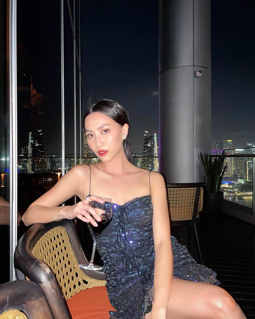 ソニアのインスタグラム：「Wait...it’s the second time in less than a month that I picked a cute shiny dress over pants. Don’t recognise myself anymore 🤪 Something about @diormakeup’s signature red lips turned me into a LADY. Celebrated love with @dior last night at the ever stunning @vuesingapore. More photos soon including @jermsng’s top model moments...  #WeWearRouge #MissDiorForLove」