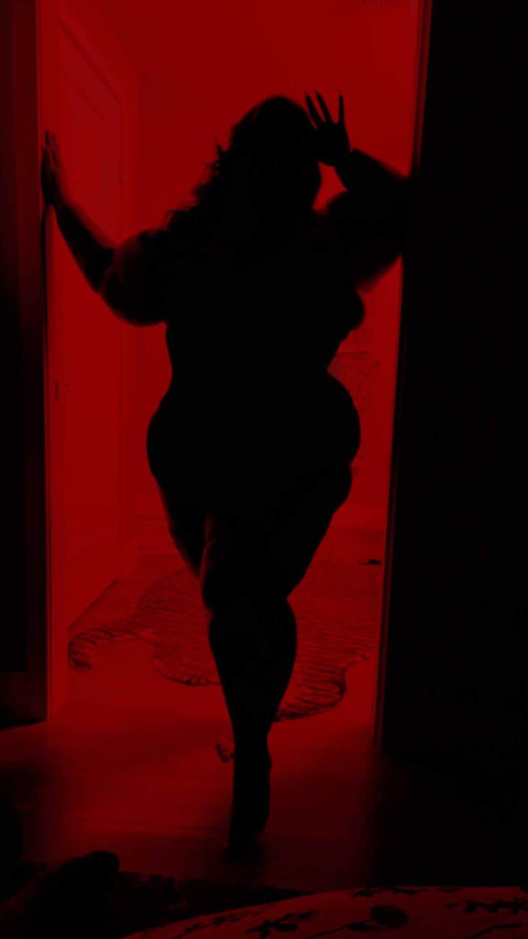 テス・ホリデーのインスタグラム：「Can’t keep a bad b*tch down 💋 Silhouette challenge- y’all begged for this one & I had to.」