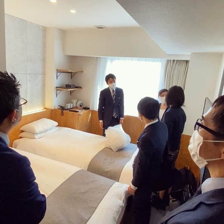 日本工学院さんのインスタグラム写真 - (日本工学院Instagram)「情報ビジネス科ホテルコースの学生が、企業とのコラボレーション実習としてホテルのコンセプトルームをデザインしています❗ . 写真は、実際に使用する部屋で装飾について打ち合わせしているところです🏨 . . 「#日本工学院」をチェック！！ 学生が投稿したリアルな日常風景を見ることができますよ！ . . #nihonkogakuin #専門学校 #日本工学院八王子専門学校 #日本工学院専門学校 #教職員投稿写真 #情報ビジネス科 #ホテルコース #若きつくりびと #情報ビジネス #接客サービス #ホテリエ #ホテルマン #ホテルウーマン #ホテル好き #ホスピタリティ #ホテル業界 #フロント #ホテル実習」2月5日 12時05分 - nihonkogakuin