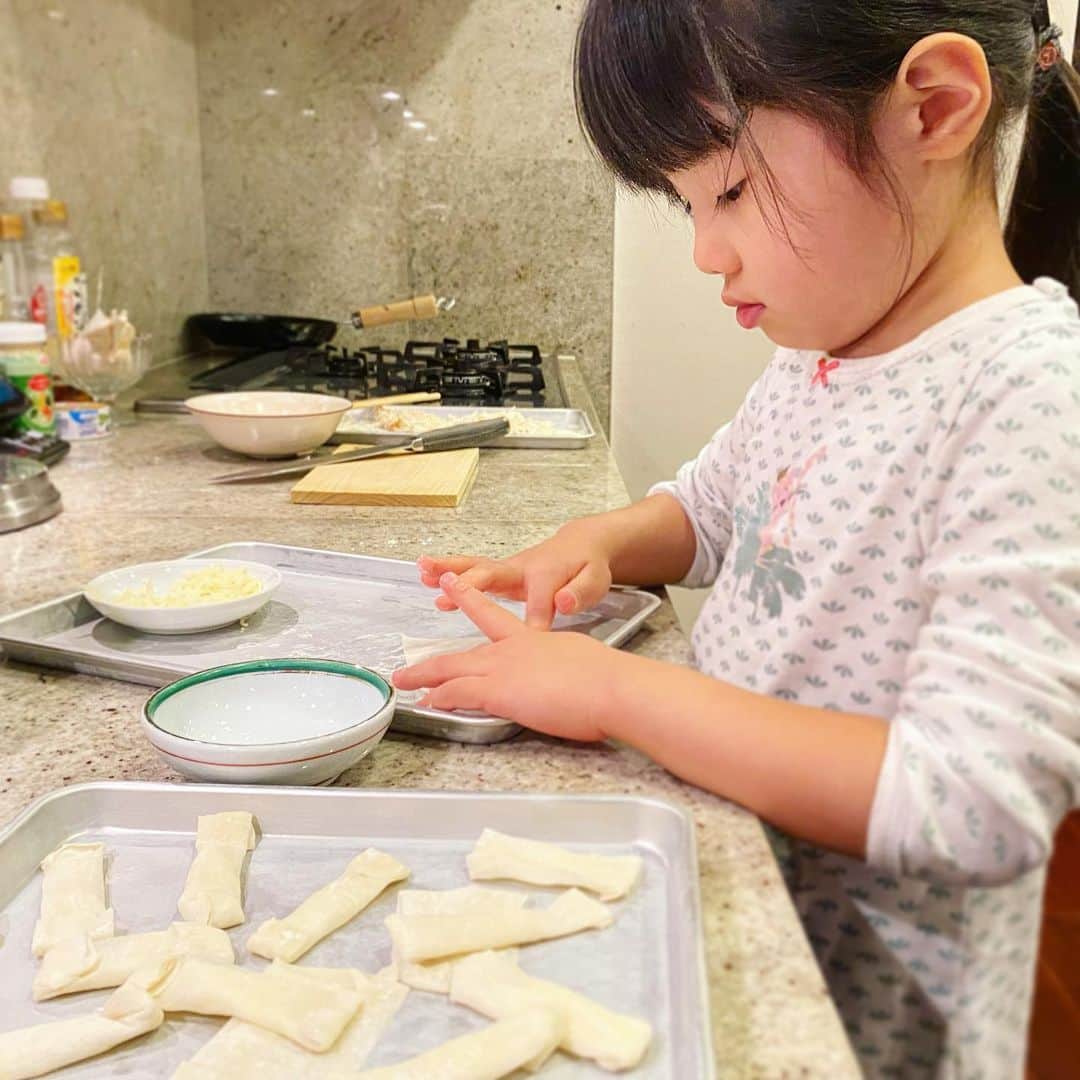 廣瀬規子のインスタグラム：「4歳のお嬢は、どんどん出来ることが増えていく☺️ ・ 幼稚園に行き始めて、 もう彼女には彼女の社会があって、、、なんだか見ていて切なくなる事も。 それとは裏腹に、最近では今やらなくてはいけない事を認識出来るようにもなってきた。 ・ 苦手な事を出来る様になろうと 彼女なりに努力しているところを見ると、こちらも頑張ろうと逆に勇気をもらったりして😌 ・ ここにきて、「やりたい！」と言った事を、こちらの都合（面倒くさいとか時間が掛かるからとか）でやらせてあげないのは、 当たり前のことながら、ぶっぶーっ🙅‍♀️だなぁと、改めて思う次第。 そして、今まで私自身がちょっと勘違いしてたなぁと反省しているのは、同じ空間にいるからといって、 それは彼女と遊んでいることにはならないと言うこと。（当たり前のことだけど、日々の子育ての中で案外出来ていなかった自分に気がついた訳であります🥺） ・ 一緒にいる時間がたとえ短くても、一緒にいる時間をこちら側がしっかり向き合っていけば、子供の精神の安定にも繋がるなぁと。 ・ 正直、大人には大人の事情などもある訳で、、、一番難しい事かもだけど、でも、ここ、子育てのキモなんじゃないかと。こちら側の心の余裕を大切にして子育てしていきたい。娘の成長過程の中で、ひしひし感じている今日この頃です。 ・ ・ #心に余裕を持つには #やっぱり健康でなければとも思うのです #体が資本 #心と体を健康に #体と心は繋がっている #自分を大切に #ママであってもパパであっても #まずは自分を大切にしないと #健全な子育て出来ないんじゃないかとも思う #子育てから学ぶこと沢山 #4歳女の子 #貴女のおかげで毎日沢山気がつく事があります #ありがたやー😌🙏 #共に成長🥰 #日々の感じた事を書いて残しておくタイプ #何も公開しなくても良いかもだけど🤭😝 #テヘヘ🙈🙏」