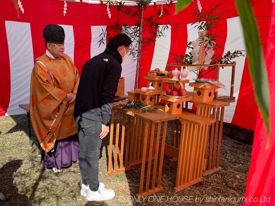 ONLY ONE HOUSE 株式会社 新谷組のインスタグラム：「* #新谷組地鎮祭  大安吉日の本日、素晴らしい青空の下 小浜市青井にて H様邸の地鎮祭が執り行われました🌿  神主様にお祓いをしていただき 工事の安全とH様邸の繁栄を 祈願いたしました🙌🏻  H様、本日は誠におめでとうございます✨ このご縁に感謝致します😊  more phots▶︎ @shintanigumi.co.ltd   --------------------------------------  新谷組は土地探しから 設計施工管理の全てを 弊社で担う事ができます！  大工工務店だからこそ出来る 枠にとらわれない自由な発想で お客様のお家づくりを 全力でサポートいたします💪🏻  お気軽にご相談ください☻  #ONLY_ONE_HOUSE by shintanigumi.co.Ltd  ✭ 本社𝕋𝔼𝕃  0770-78-1255 ✭ 事務所𝕋𝔼𝕃  0770-59-2552 ✭  𝔼 𝕞𝕒𝕚𝕝  shintanigumi@outlook.jp ✭ 新谷組𝙷𝙿 http://www.shintanigumi.jp  --------------------------------------  #新谷組 #オンリーワンハウス #おおい町 #舞鶴市 #高浜町 #小浜市 #敦賀市 #若狭町 #美浜町 #新築 #一戸建て #外構工事 #改修工事 #シンプルライフ #マイホーム #注文住宅 #デザイン住宅 #自由設計 #工務店 #金属サイディング #家事楽動線 #家づくり #地鎮祭  #繁栄」