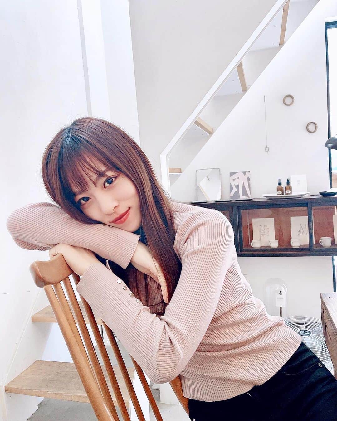 絹野志朋のインスタグラム：「. 頑張れないときも、あるある。 それが自然で当たり前🌿  いつも頑張ってなきゃ！ ちゃんとしなきゃ！じゃなくて、 たまにはリラ〜ックス✨  『頑張れない自分を認める勇気』  当たり前のことさえ ちゃんと当たり前に出来ていたら、 後のことは「よし、おまけ！」 くらいの感覚でゆる〜くね🥰♪  また頑張れるようになったときに 全力で走ればオッケーです🙆‍♀️  いつもフルパワーに見える私が ときどき、 調子が悪くなった時に考えること。  『自分を許す。』  この考え方が出来るようになってから 自分の重い心を軽く出来るようになったし、 人生がもっと楽になった気がする🥰 し、頑張れてる時の自分を 全力で褒めれるようにもなったよ🙈💓  甘えじゃなくて、これは許可。 いろんな感情があるから人間は面白い❤︎  なんだか不調を感じている貴方へ。 それでいいんです☺️  『人間だもの。』（既視感） . . #しほのことばきろく」