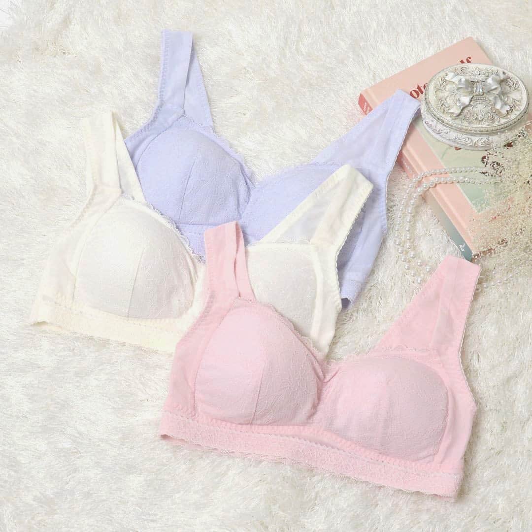 リサマリのインスタグラム：「﻿ ﻿ ﻿ きゅっとバストを逃さない、大人気のおやすみ用ブラ「エディット」。﻿ 今シーズンは淡くみずみずしいウォーターカラーが登場✨﻿ 透明感があり、ふんわりと可愛らしいカラーリングに仕上げました。﻿ ﻿ ﻿ 2021spring&summer ﻿ NEW collection﻿ ﻿ No.﻿52250/52259 リサマリ エディット おやすみ用ブラ(M-LLsize)﻿ ¥2,530〜﻿ ﻿ ﻿ #risamagli﻿ #bra﻿ #lingerie﻿ #underwear」