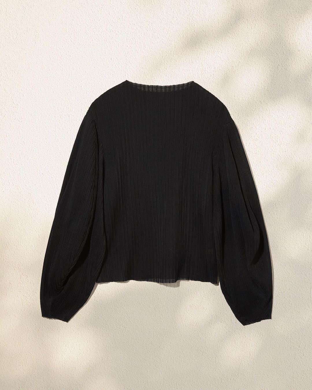 leinwande_officialさんのインスタグラム写真 - (leinwande_officialInstagram)「Puff-sleeve Pleats Top is available for pre-order.  #leinwande #leinwände #leinwande21ss」2月5日 12時19分 - leinwande_official