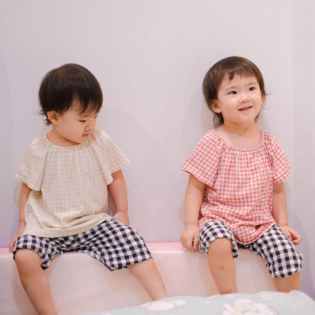 ジェシカ・ヤマダさんのインスタグラム写真 - (ジェシカ・ヤマダInstagram)「Sisters luv 👩‍❤️‍💋‍👩⁣ Pagi-pagi latihan tebak @jessbebes yuk, yang baju merah banyak gaya siapa hayo? 🎈🌝⁣ ⁣ Btw namanya kembar, celananya harus sama-sama naik di lutut kanan dong. 🐒🐒🤣⁣  BTW LAGI [Updated Caption] aku baru dikasih tau @einnejennie, that today is #twinsday #双子の日 in Japan 🇯🇵👯‍♀️😱!! Pas banget aku baru post foto bebes beduaan gini hari iniii, it’s meant to be! 😻💞 ⁣ #jessbebes #23monthsold #twingirls」2月5日 12時20分 - jessyamada