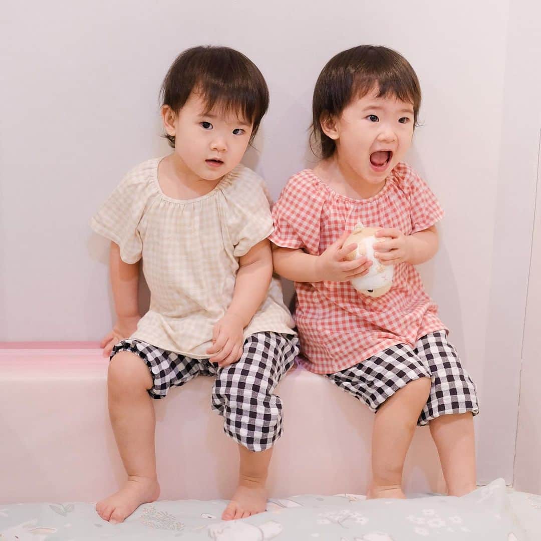 ジェシカ・ヤマダさんのインスタグラム写真 - (ジェシカ・ヤマダInstagram)「Sisters luv 👩‍❤️‍💋‍👩⁣ Pagi-pagi latihan tebak @jessbebes yuk, yang baju merah banyak gaya siapa hayo? 🎈🌝⁣ ⁣ Btw namanya kembar, celananya harus sama-sama naik di lutut kanan dong. 🐒🐒🤣⁣  BTW LAGI [Updated Caption] aku baru dikasih tau @einnejennie, that today is #twinsday #双子の日 in Japan 🇯🇵👯‍♀️😱!! Pas banget aku baru post foto bebes beduaan gini hari iniii, it’s meant to be! 😻💞 ⁣ #jessbebes #23monthsold #twingirls」2月5日 12時20分 - jessyamada