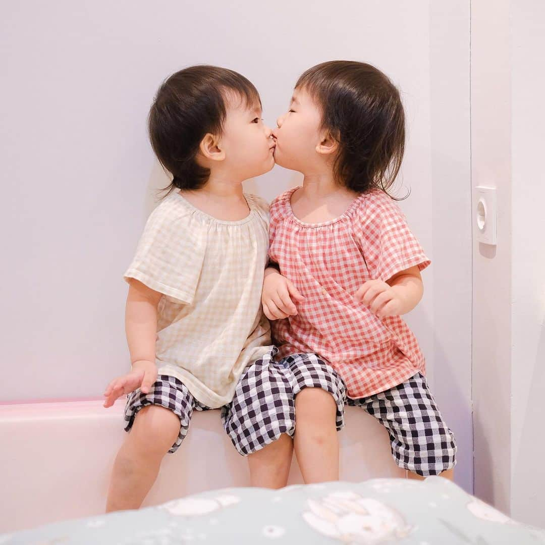 ジェシカ・ヤマダのインスタグラム：「Sisters luv 👩‍❤️‍💋‍👩⁣ Pagi-pagi latihan tebak @jessbebes yuk, yang baju merah banyak gaya siapa hayo? 🎈🌝⁣ ⁣ Btw namanya kembar, celananya harus sama-sama naik di lutut kanan dong. 🐒🐒🤣⁣  BTW LAGI [Updated Caption] aku baru dikasih tau @einnejennie, that today is #twinsday #双子の日 in Japan 🇯🇵👯‍♀️😱!! Pas banget aku baru post foto bebes beduaan gini hari iniii, it’s meant to be! 😻💞 ⁣ #jessbebes #23monthsold #twingirls」