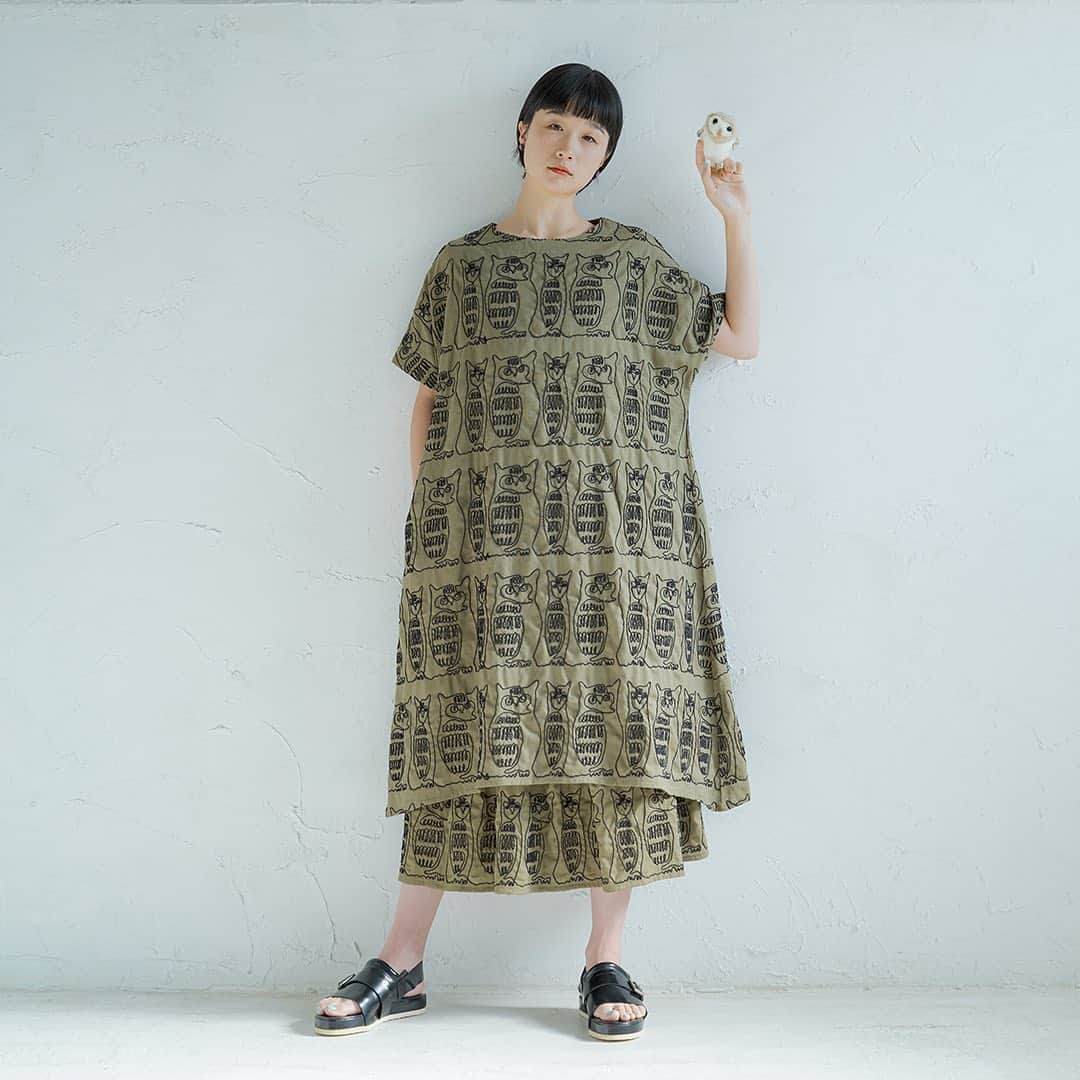 marbleSUD(マーブルシュッド) のインスタグラム：「今シーズンの注目アイテムのひとつ「Cord Owl」シリーズがonline shopでもついに本日発売となりました。  描かれているのは「アフリカオオコノハズク」。敵から身を守ったり、威嚇をする際に、シューっと体を細くする不思議な生態の持ち主。そんなアフリカオオコノハズクを、誰もが一度は挑戦したことがあるであろう、一筆書きで表現しました。コード刺繍という珍しい技法を使った、マーブルシュッドらしいこだわりのつまった1枚です。」
