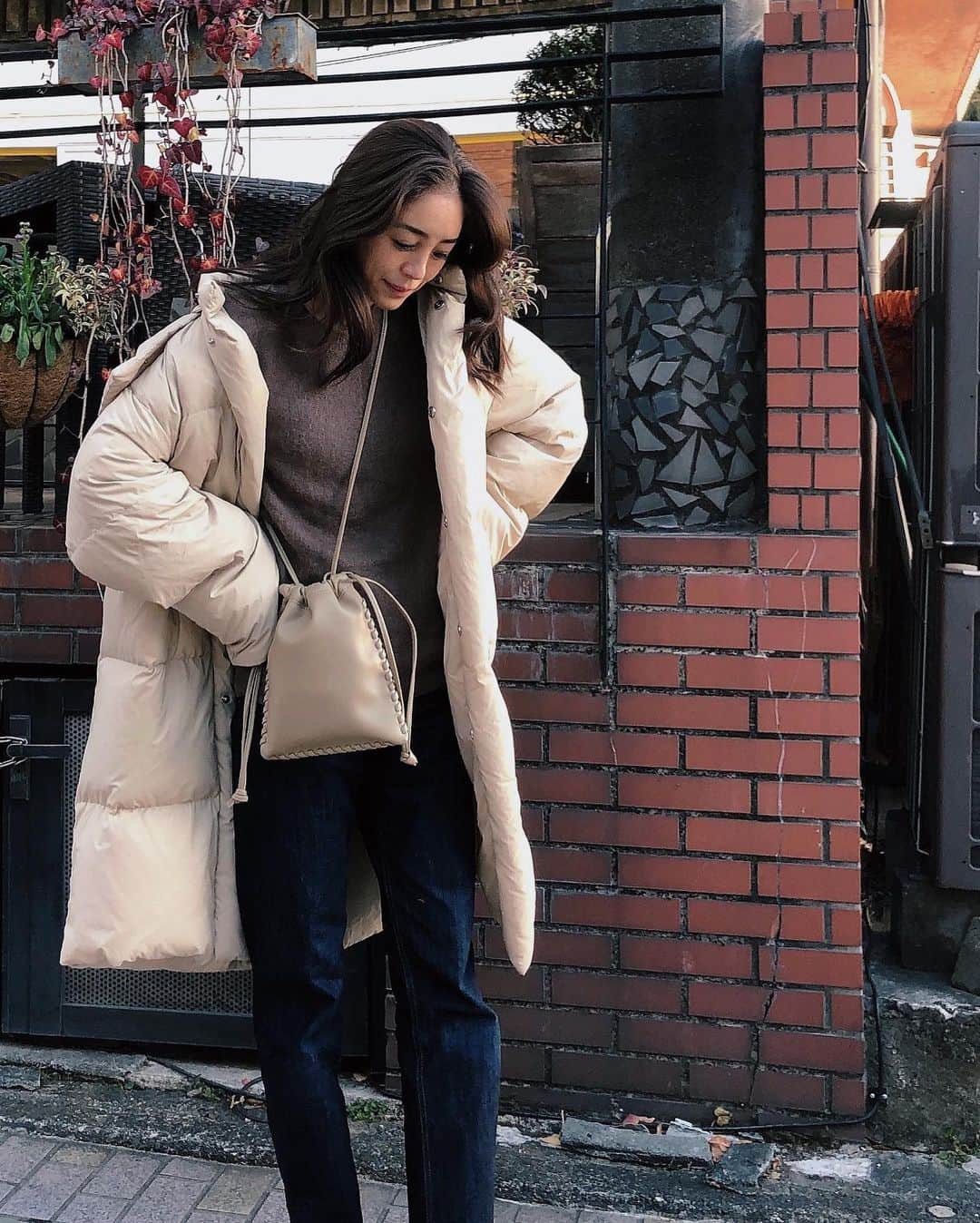 大桑マイミのインスタグラム：「可愛くて使いやすいお気に入りbag 斜めがけ。両手があくから活発な子供👶🧒とのお出かけにも余裕さっ。 色も形も素敵。 @vasic_japan  #vasic」