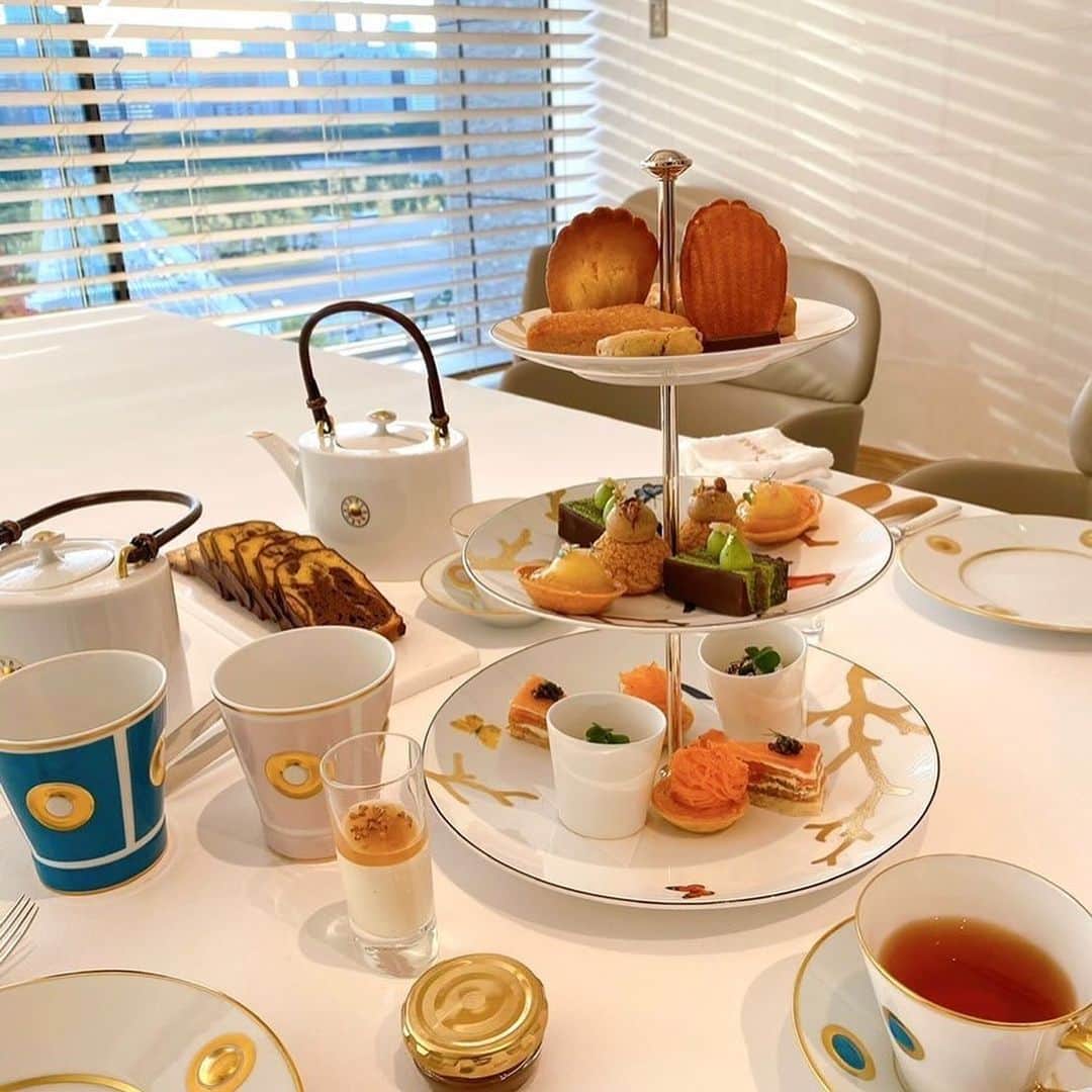 Palace Hotel Tokyo / パレスホテル東京さんのインスタグラム写真 - (Palace Hotel Tokyo / パレスホテル東京Instagram)「1月で終了した、 ベルナルドのテーブルウェアで味わうエステールのアフタヌーンティー。多くの方のご来館に感謝を込めて、皆様の素敵なお写真を一部ご紹介。  @yuka_toyotoyo 様、@16__akanen 様、@ayapom1192 様、@lum.rsea11_1317 様、@reina_rosy 様、@reina0214_ 様、@shiodoll 様、@tokyo.girl_2018 様、素敵なお写真をありがとうございました！  Afternoon tea with @Bernardaud tableware welcomed many guests until its end in January. Let us share some wonderful pics taken by our guests!  @esterre_restaurant #repost #リポスト #アフタヌーンティー #ベルナルド #オゾワゾー #コラボレーション #ティータイム #お茶の時間 #ホテルレストラン #ホテルスイーツ #景色が見えるレストラン #フレンチ #エステール #丸の内 #パレスホテル東京 #afternoontea #Bernardaud #AuxOiseaux #collaboration #teatime #timefortea #tokyosweets #hotelrestaurant #Frenchsweets #restaurantwithaview #Esterre #Marunouchi #PalaceHotelTokyo」2月5日 12時25分 - palacehoteltokyo