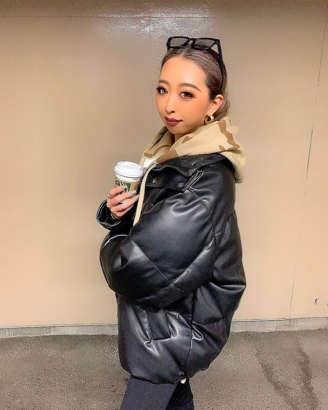 まあーか（まかたん）のインスタグラム：「. ☕️ブラック飲めないもんで チャイティーなんです🌱 ミルクティー派なんです🥺🤎 完全防備あったかSTYLE🐻‍❄️ .  #selfie#黒肌 #instagood #follow  #冬コーデ#海外ファッション#zara#ootd#セルフィー#エステ#レザーコーデ黒ギャル #トレーニング #尻トレ #眉アートメイク #エステ#美肌ケア#美容#サロン#カラコン#バレイヤージュ#2021#🐮#髪改善トリートメント #肌改善#ダーマペン#starbucks #こーひーたいむ」