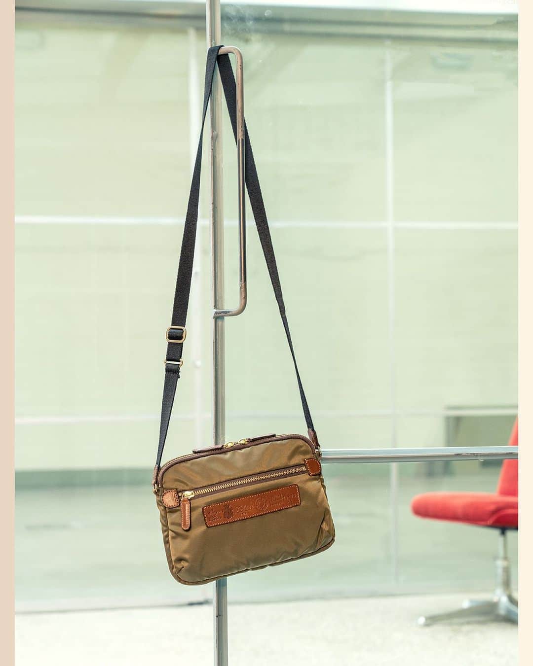 Felisi Japan 〔フェリージ〕のインスタグラム：「【2021 SPRING & SUMMER COLLECTION】 . ■SMART LINE . 見た目はスマートなのに、機能性と収納力は 見た目以上の実力の「SMART LINE」。 幅広い品ぞろえで、オフィスへの通勤はもちろん、 サテライトオフィスやカフェで働くシーンなどにも柔軟に対応。 余計なものを持たずに、必要なものだけを軽快に持ち運ぶという 新しい働き方にフィットできるかどうか？ それが、未来のビジネスパーソンの必須条件になっていくはずです。 . Model No. 21/13/1/DS+A Price : ¥42,900 ※こちらのカラーは2月中旬発売予定 . ▶詳しくはプロフィールページからもご覧いただけます。 . . . #felisi #felisiselection #felisicollection #SS21 #newcollection #smartline #shouldebag #businessbag #nylonbag #totebag #bag #フェリージ #フェリージセレクション #フェリージコレクション #2021年春夏 #新作コレクション #スマートライン #ナイロンバッグ #ショルダーバッグ #ボディバッグ #ビジネスバッグ #トートバッグ #ミニバッグ #ミニショルダーバッグ #バッグ #かばん #鞄」