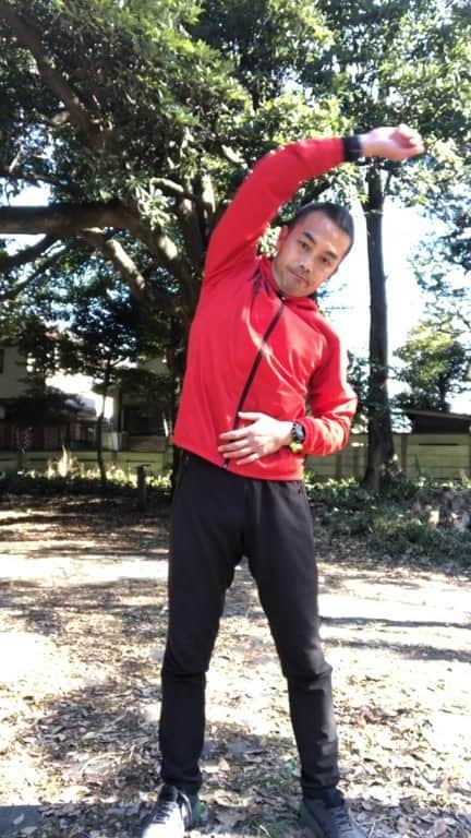のインスタグラム：「午前中の疲労を午後に持ち越さない！ 二の腕　脇の下を伸ばす！」