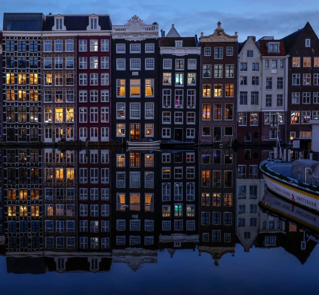 National Geographic Travelさんのインスタグラム写真 - (National Geographic TravelInstagram)「Photo by Muhammed Muheisen @mmuheisen / Homes are reflected on a canal shortly after the first sunset of 2021 in Amsterdam, Netherlands. For more photos and videos from different parts of the world, follow me @mmuheisen and @mmuheisenpublic. #muhammedmuheisen #Amsterdam #Netherlands #happynewyear」2月5日 12時35分 - natgeotravel