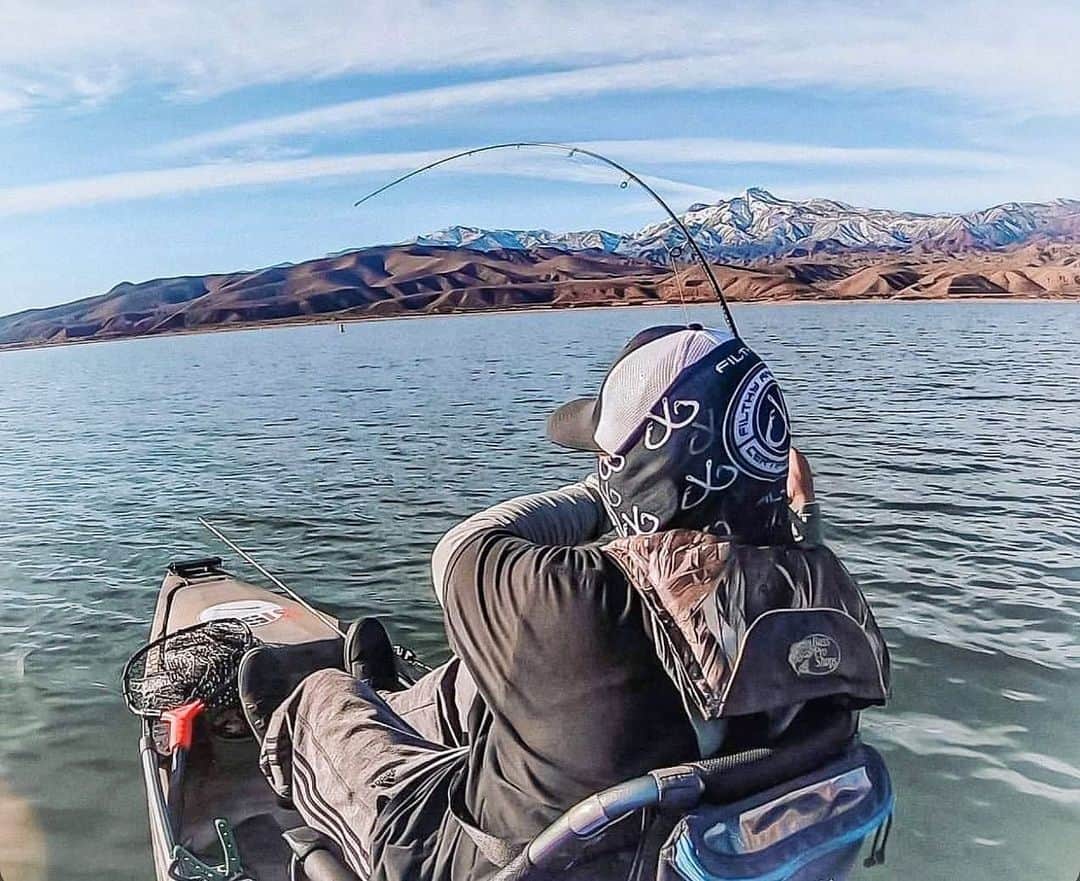Filthy Anglers™のインスタグラム：「Look at this spot!  Jose DeOrta from the  AZ @slaynationtournamentfishing  setting the hook! This was sent in from @missyschaos showing off a solid hook set and even better view. Congrats on the catch, you are Certified Filthy www.filthyanglers.com #fishing #bassfishing #bass #outdoors #angkers #bjgbass #hunting #fish #kayak #outdoors  #anglerapproved #monsterbass」