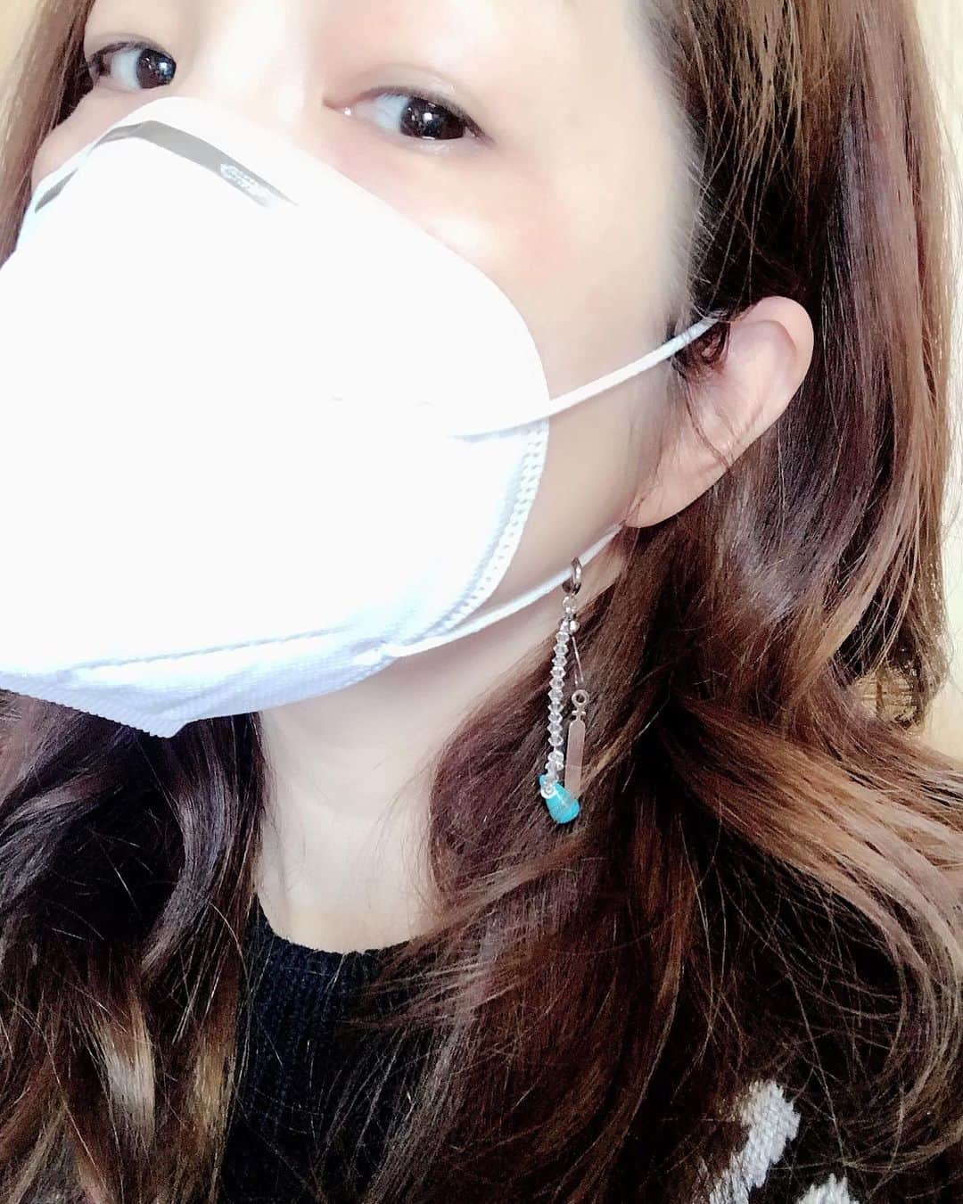 井上貴子のインスタグラム：「こんな感じ。  スワロとターコイズで マスクチャーム（cacatocacatチャーム付）  コレを神取屋さんに 置いてもらおーっと^ ^  byイノさん  Happyで^ ^  プロフィール画面に記載のURLより 通販サイト「神取屋」に飛べます^ ^  コロナ禍に携わる 全てのお仕事の皆様。  心から 感謝しています。  引き続き油断せず お気をつけて お過ごし下さいませ。  #井上貴子  #LLPWX #女子プロレス #紅緒と柊音 #トイプードル #マスクチャーム #イノさん #LLPWX通販サイト神取屋 #TikTokはじめてみた #Twitterも見てね #感謝 #STOPCOVID19」
